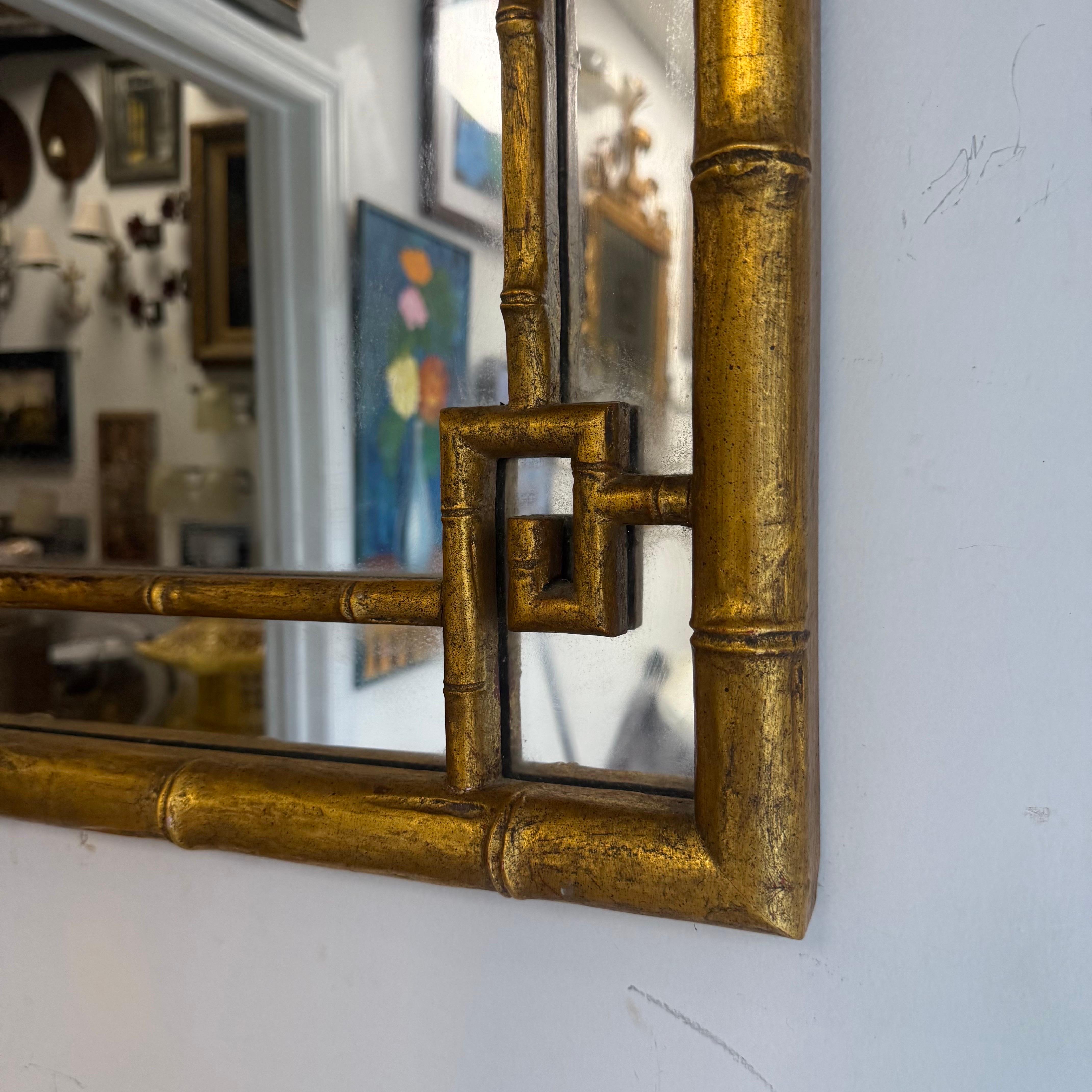 Italiano Specchio in legno di bambù finto del 1970 con accenti di chiave greca in vendita