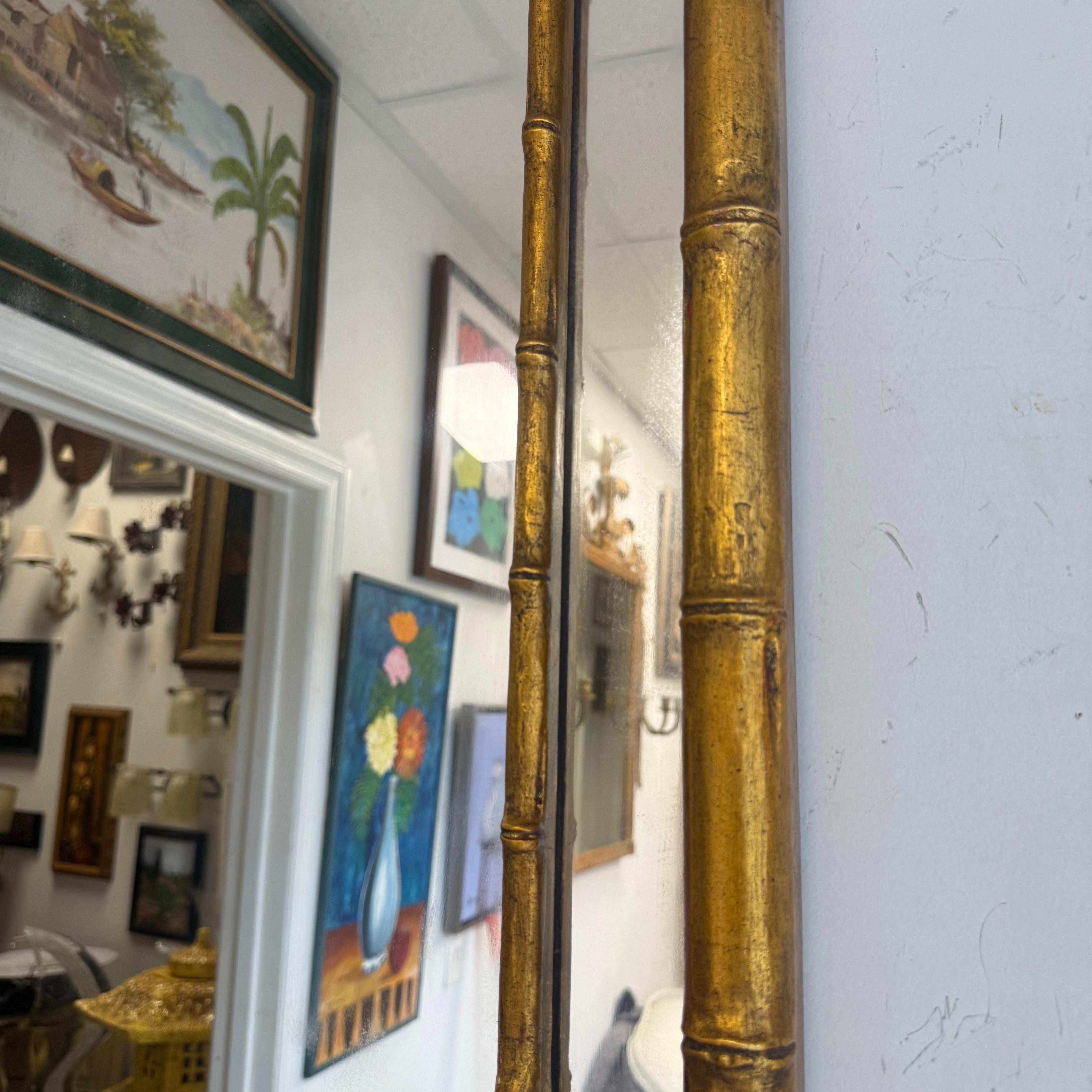 Specchio in legno di bambù finto del 1970 con accenti di chiave greca In condizioni buone in vendita a Charleston, SC