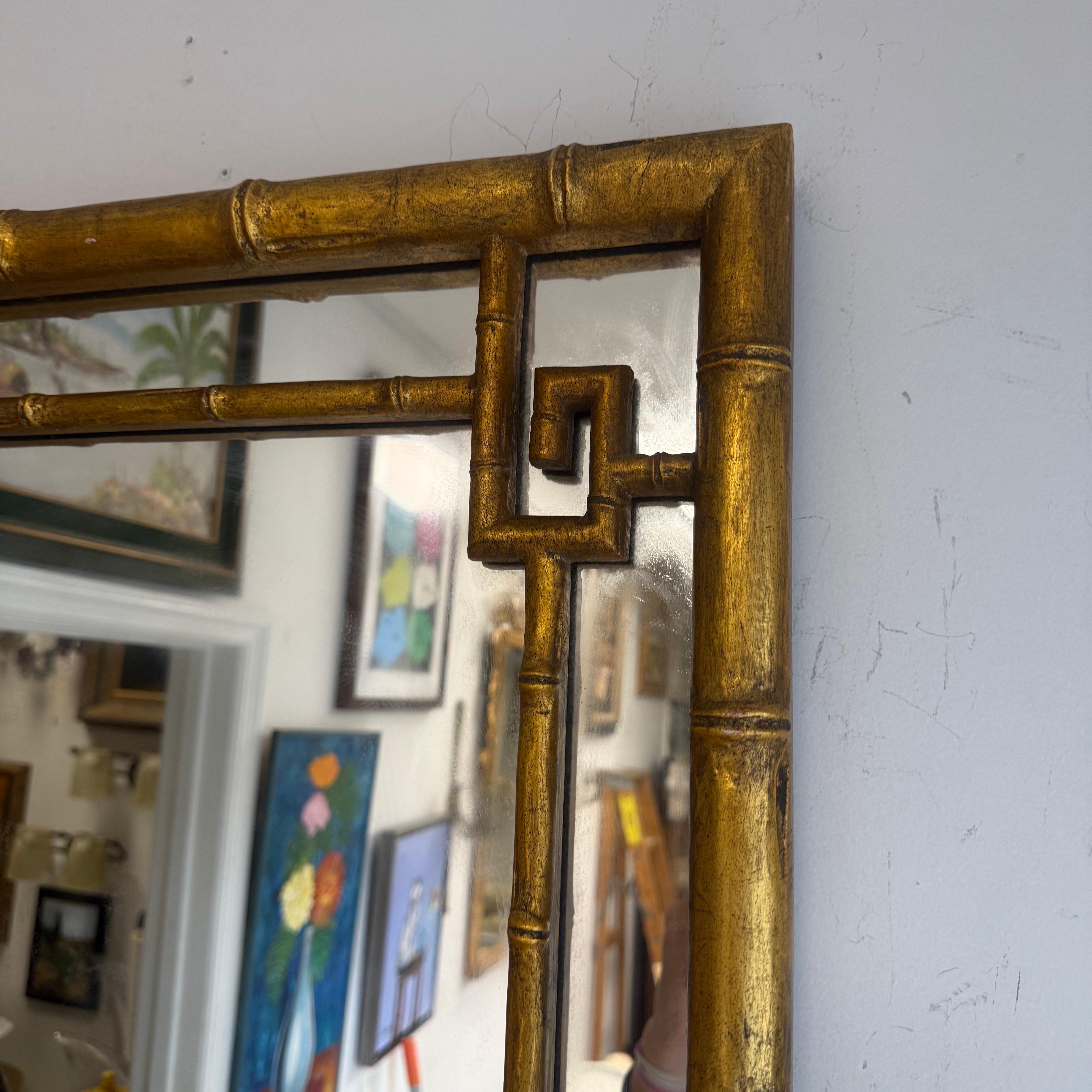 Fine XX secolo Specchio in legno di bambù finto del 1970 con accenti di chiave greca in vendita