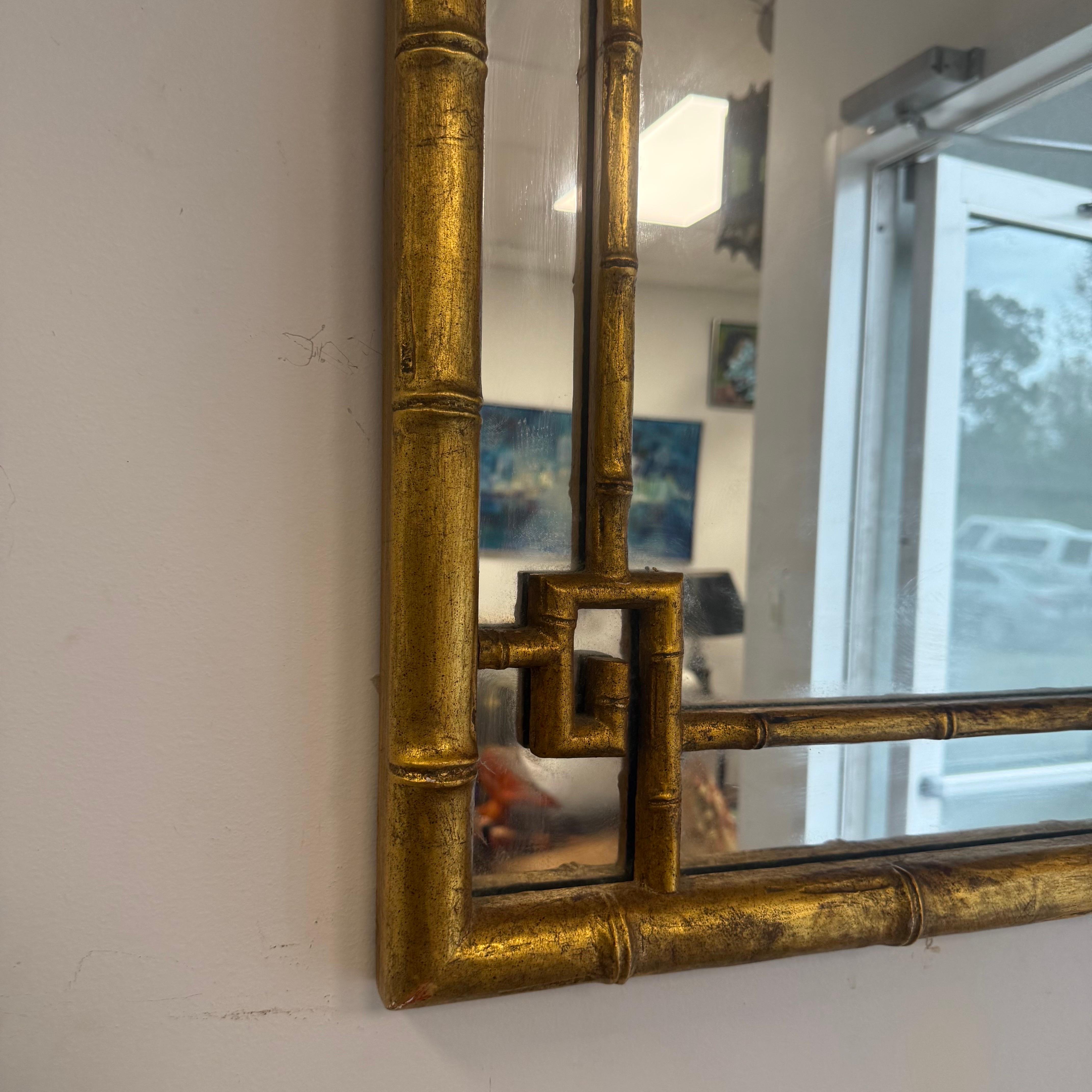 Specchio in legno di bambù finto del 1970 con accenti di chiave greca in vendita 3