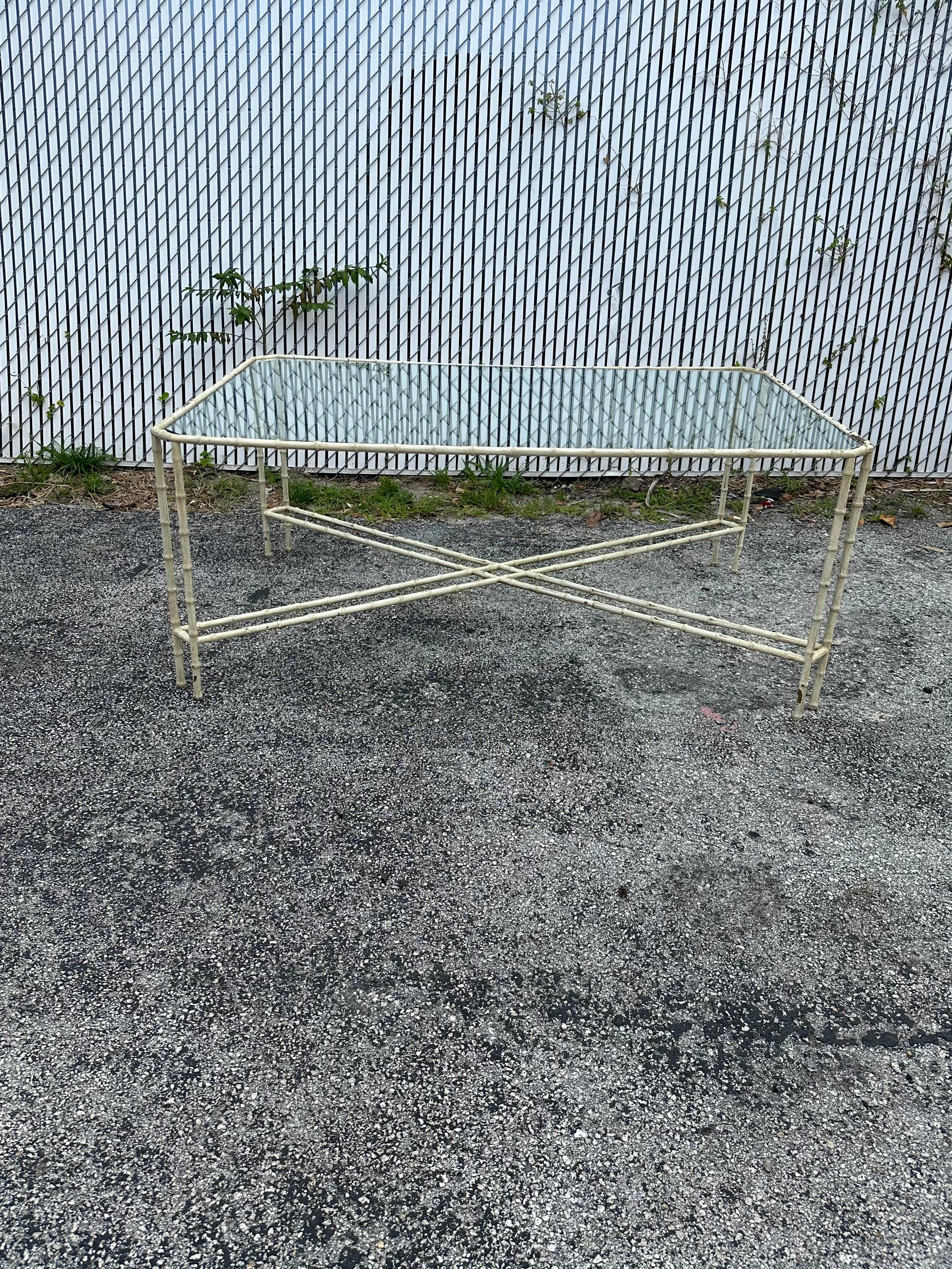Transpórtate a los elegantes y sofisticados años 70 con esta mesa de centro de imitación de bambú hueso blanco/latón. Esta mesa ultra rara desprende un aire de lujo y refinamiento. El diseño es extraordinario en todas partes. La lujosa mesa es una