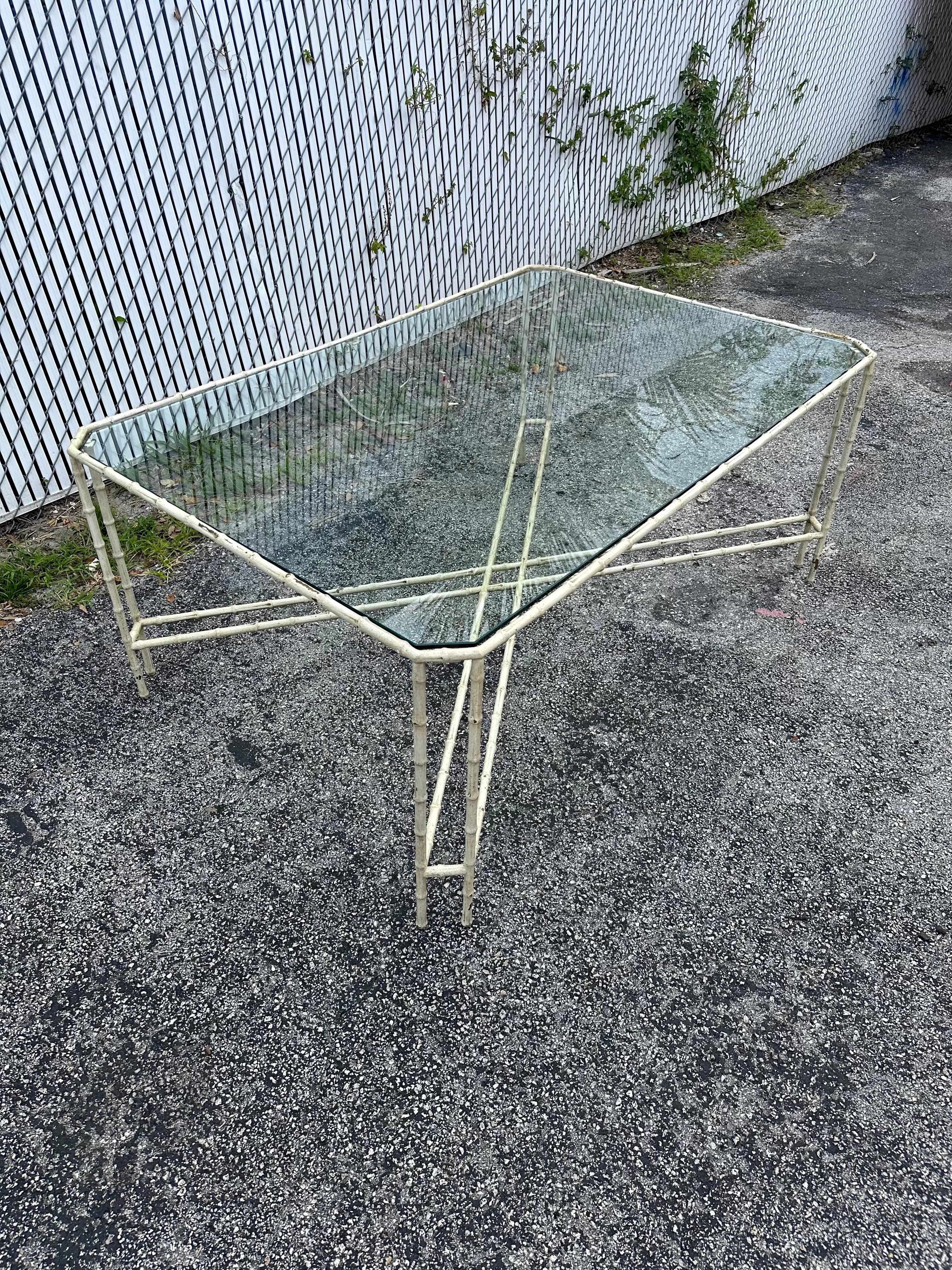 Mesa de centro de los años 70 de imitación de bambú y cristal color hueso y latón en Bueno estado para la venta en Fort Lauderdale, FL