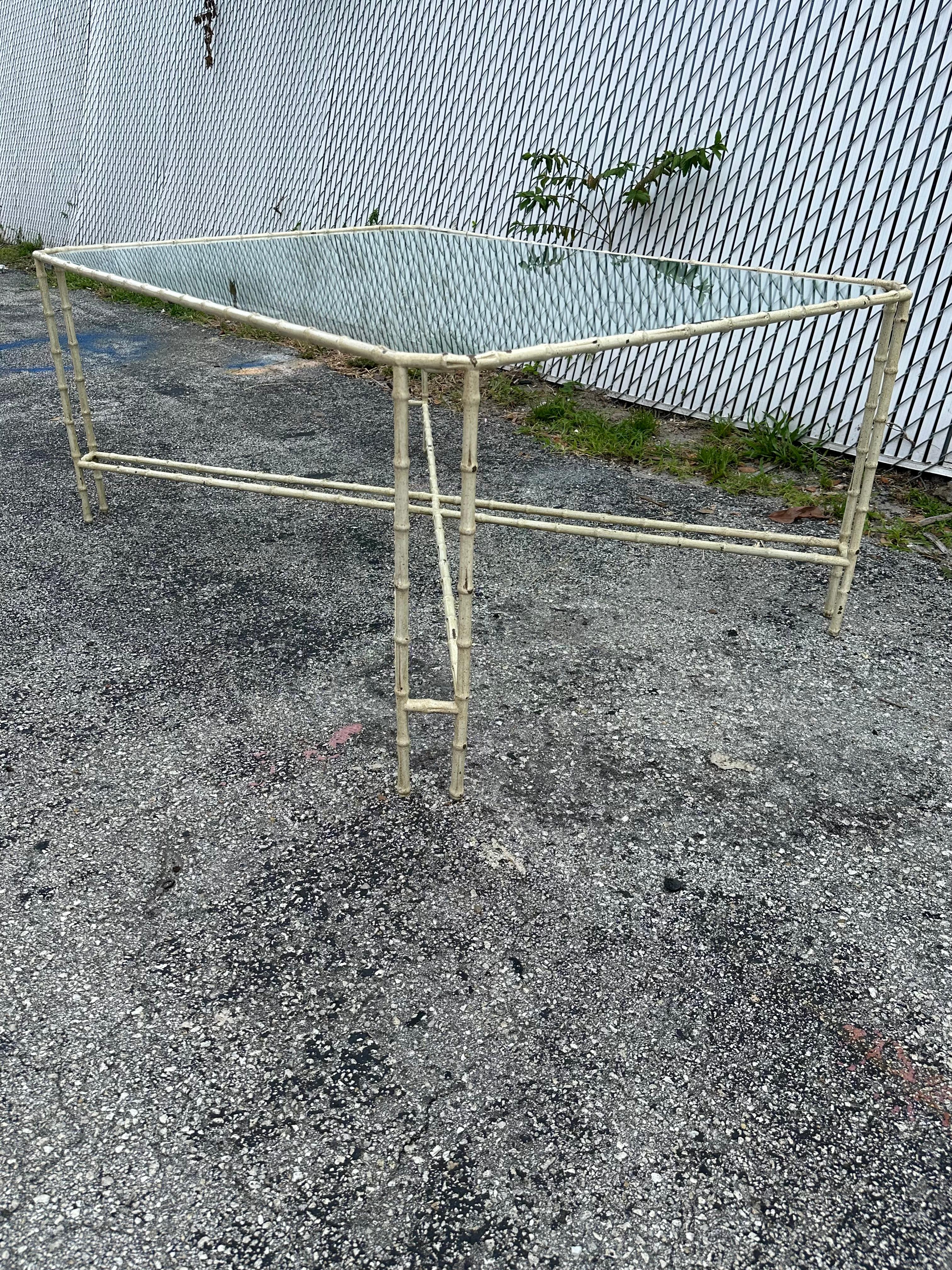 Mesa de centro de los años 70 de imitación de bambú y cristal color hueso y latón Latón en venta