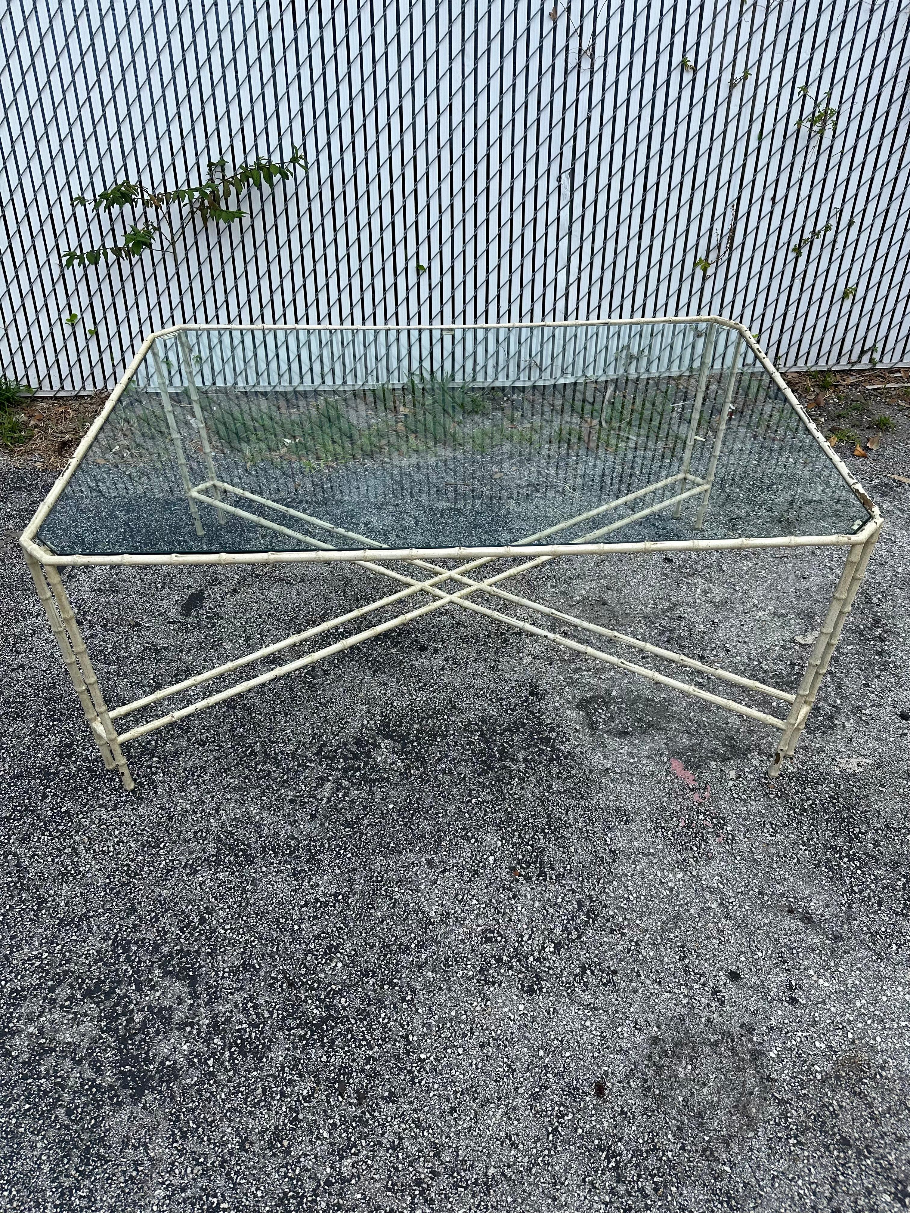 Mesa de centro de los años 70 de imitación de bambú y cristal color hueso y latón en venta 1
