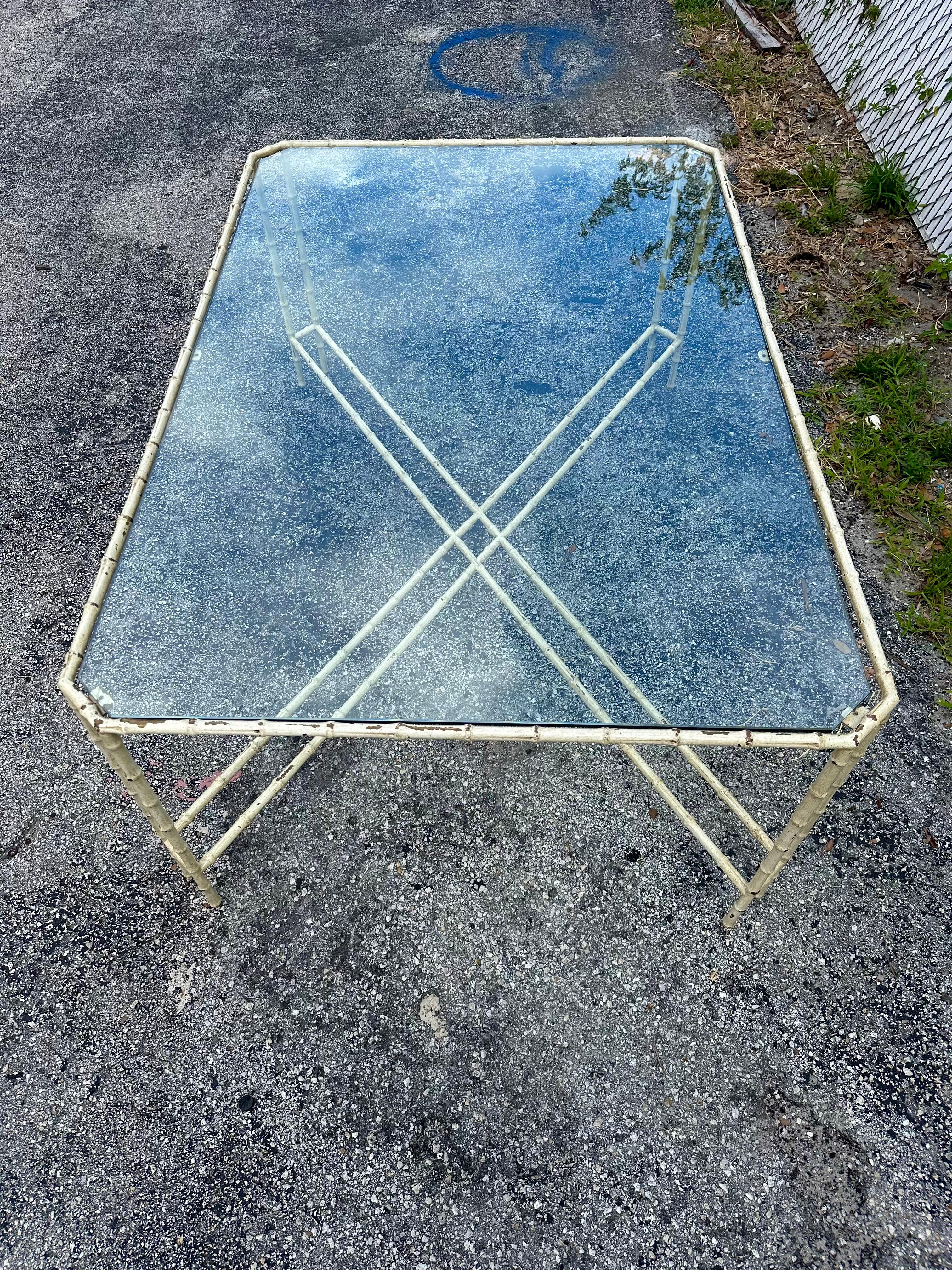 Mesa de centro de los años 70 de imitación de bambú y cristal color hueso y latón en venta 2