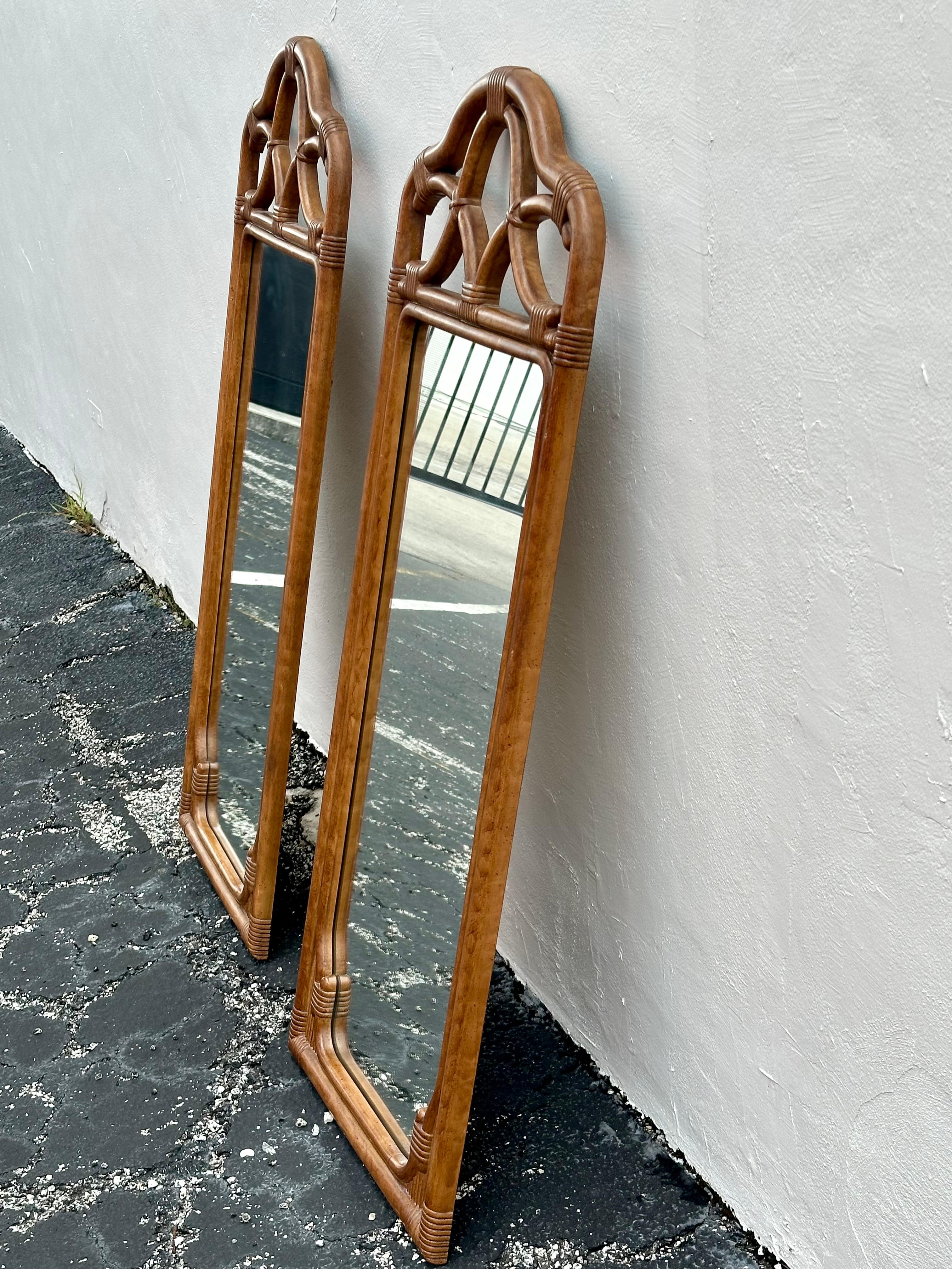 Mid-Century moderno Specchio ad arco in finto legno di bambù degli anni '70, set di 2 in vendita