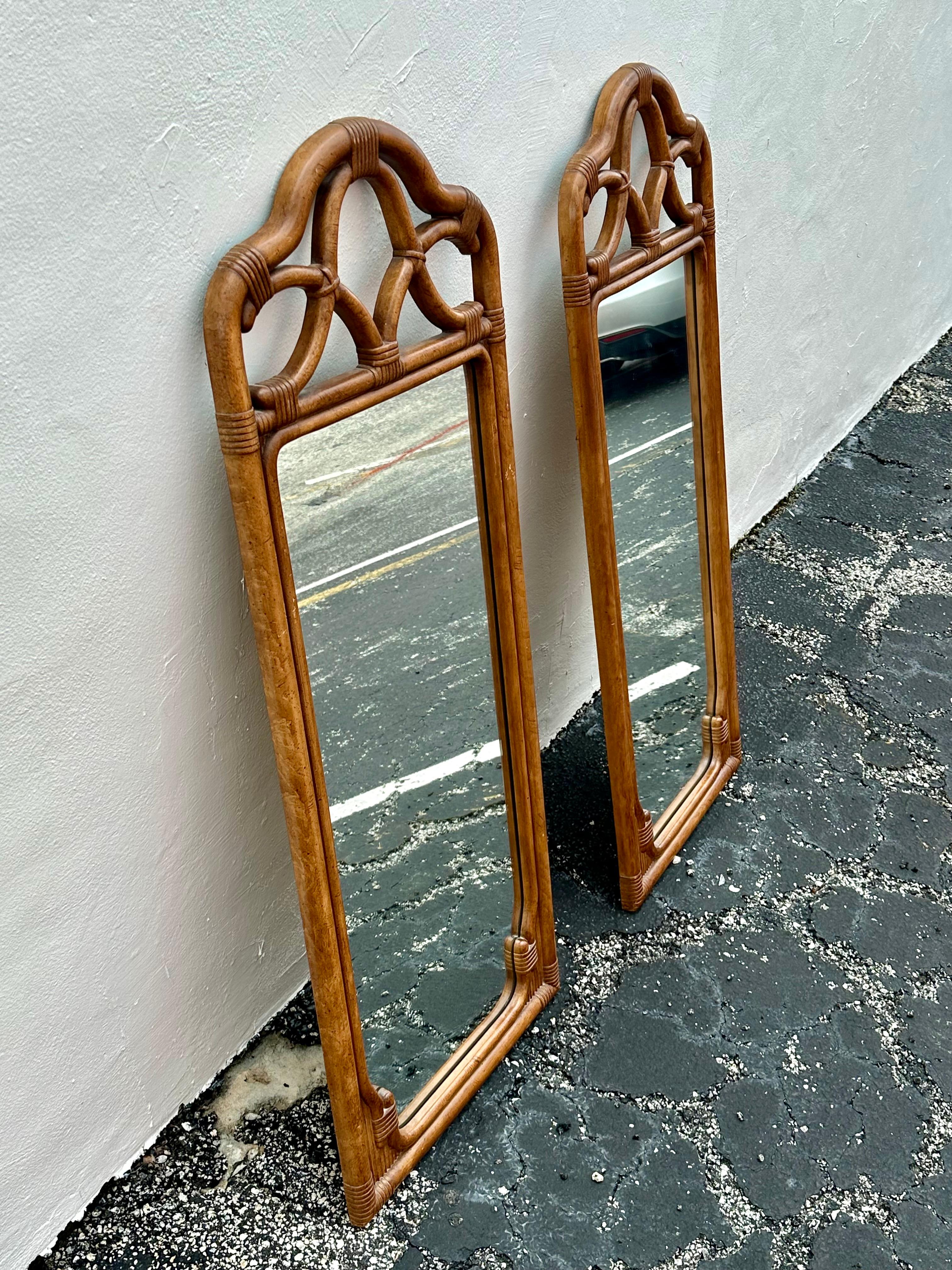Specchio ad arco in finto legno di bambù degli anni '70, set di 2 in vendita 1