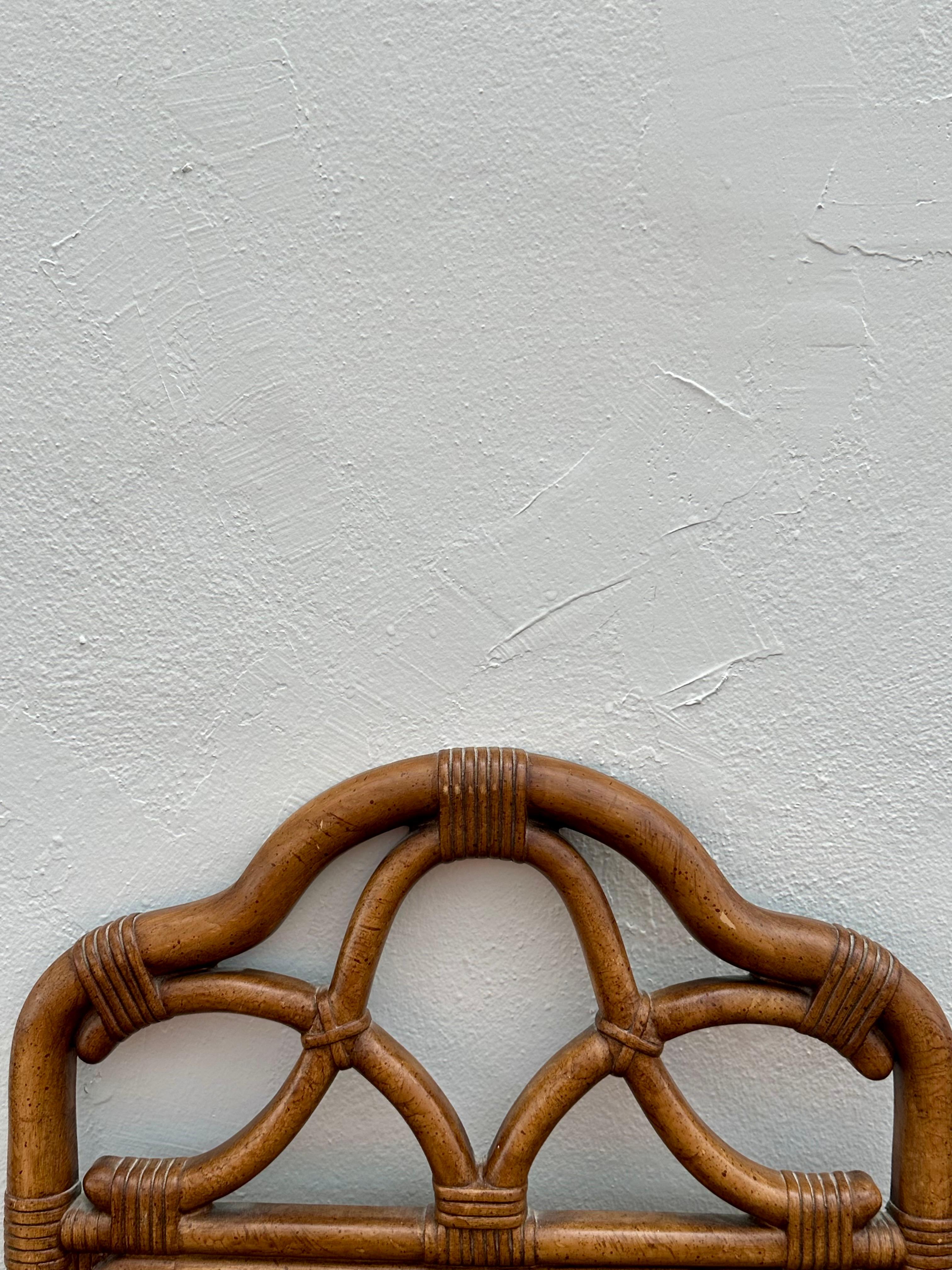 Specchio ad arco in finto legno di bambù degli anni '70, set di 2 in vendita 3