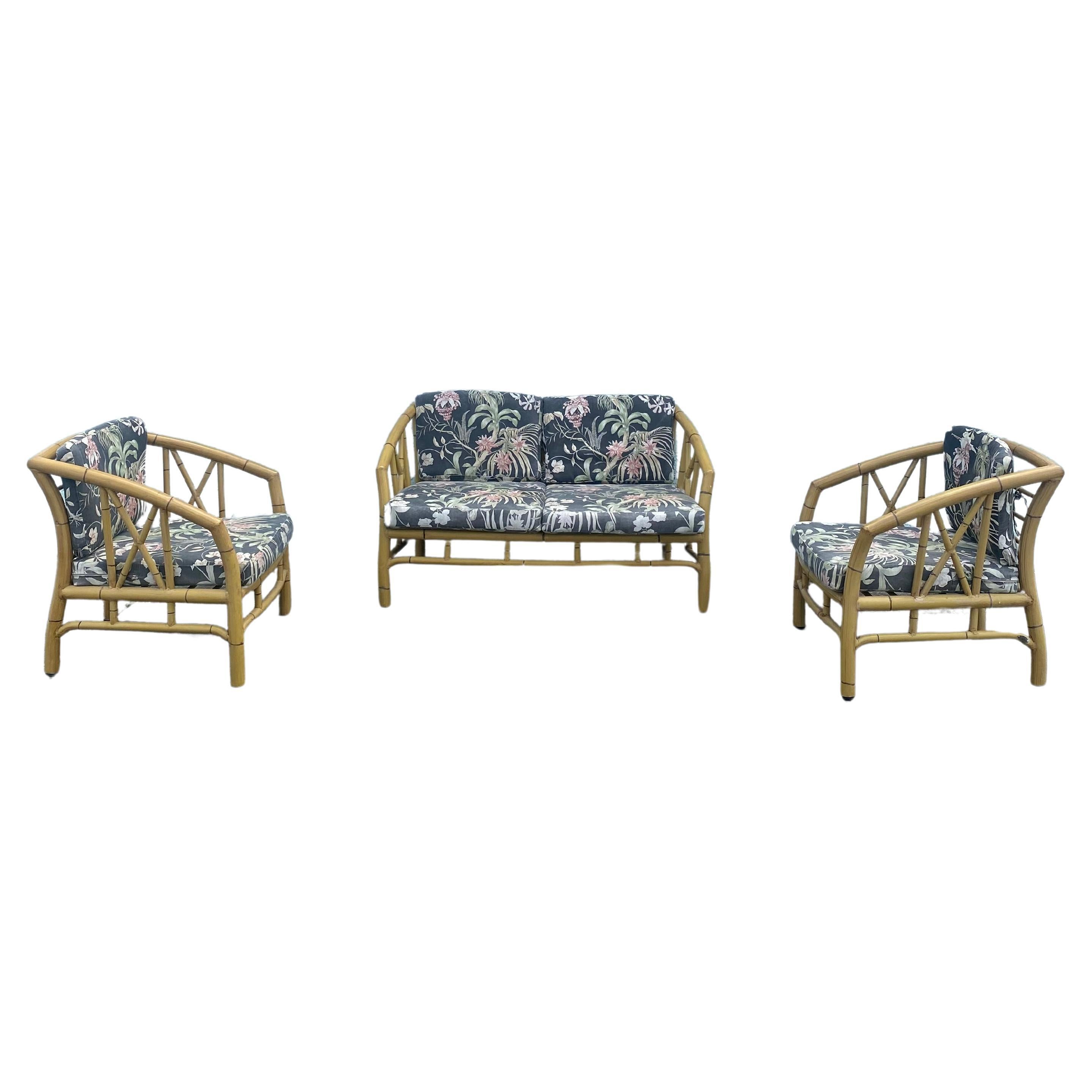 1970er Jahre Faux Rattan Chinoiserie Stil Aluminium MCM Floral Sofastühle, Set 3 im Angebot