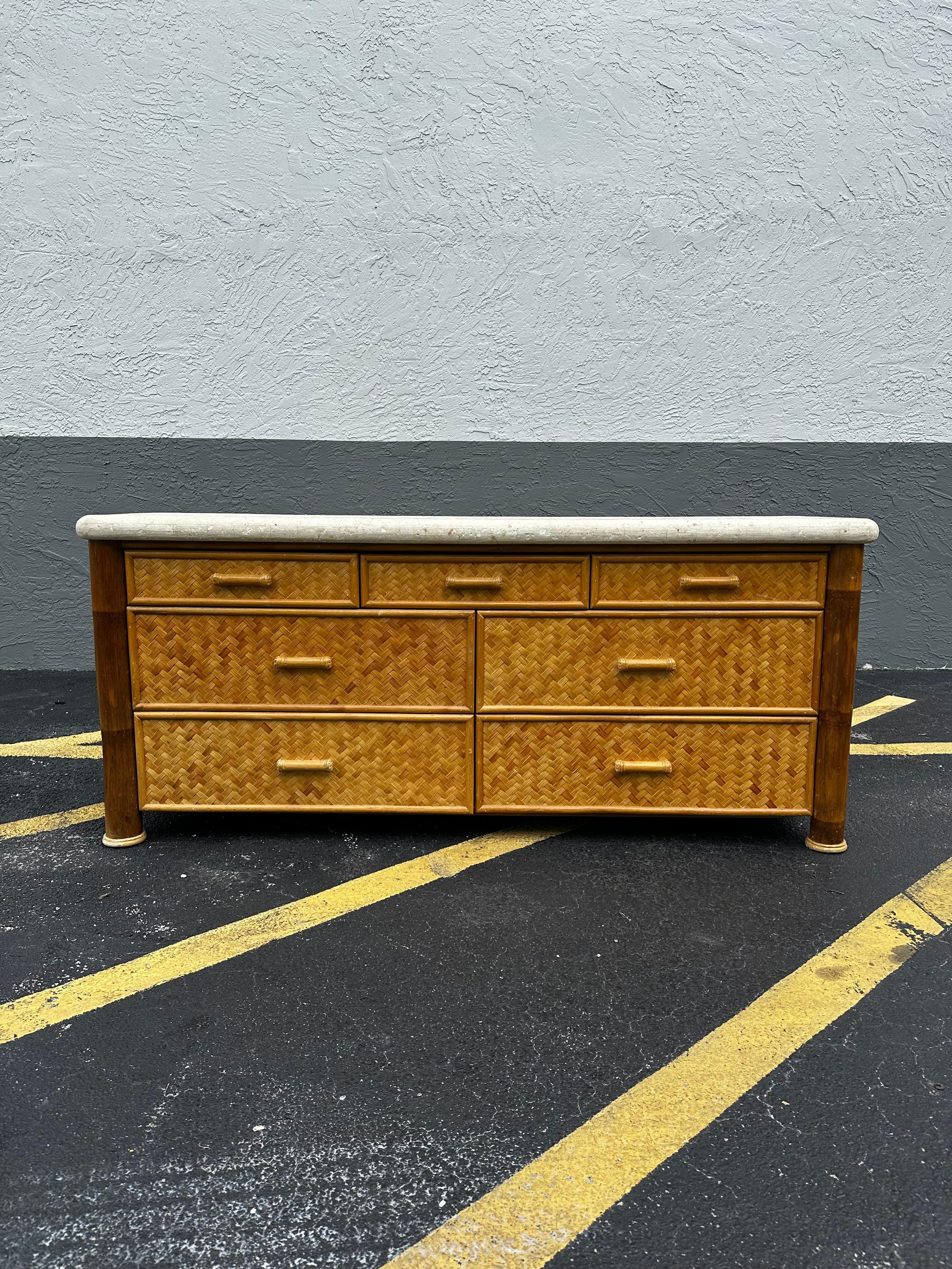 Cassettone in bambù intrecciato in rattan degli anni '70 in vendita 4