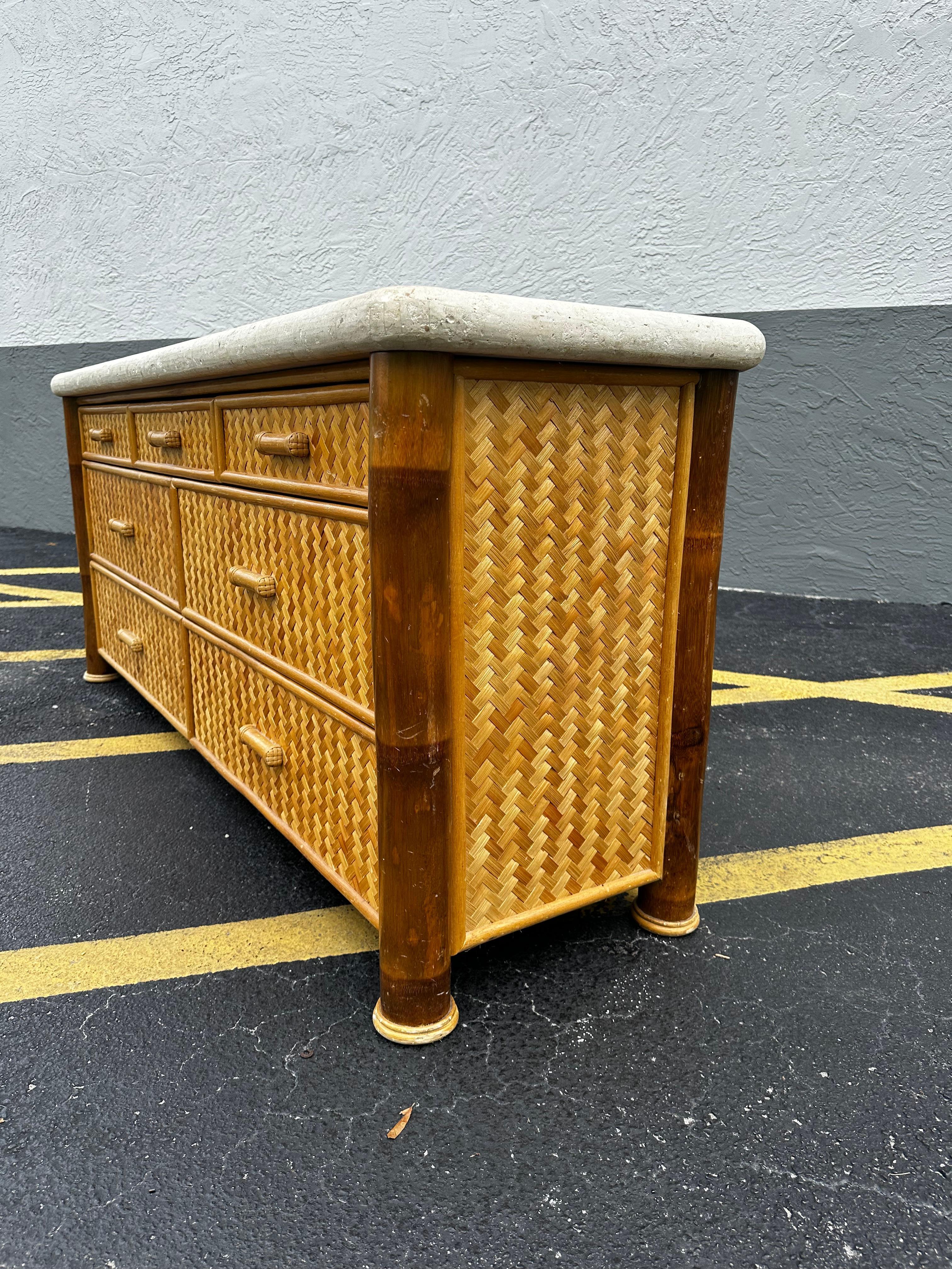 Cassettone in bambù intrecciato in rattan degli anni '70 In condizioni buone in vendita a Fort Lauderdale, FL