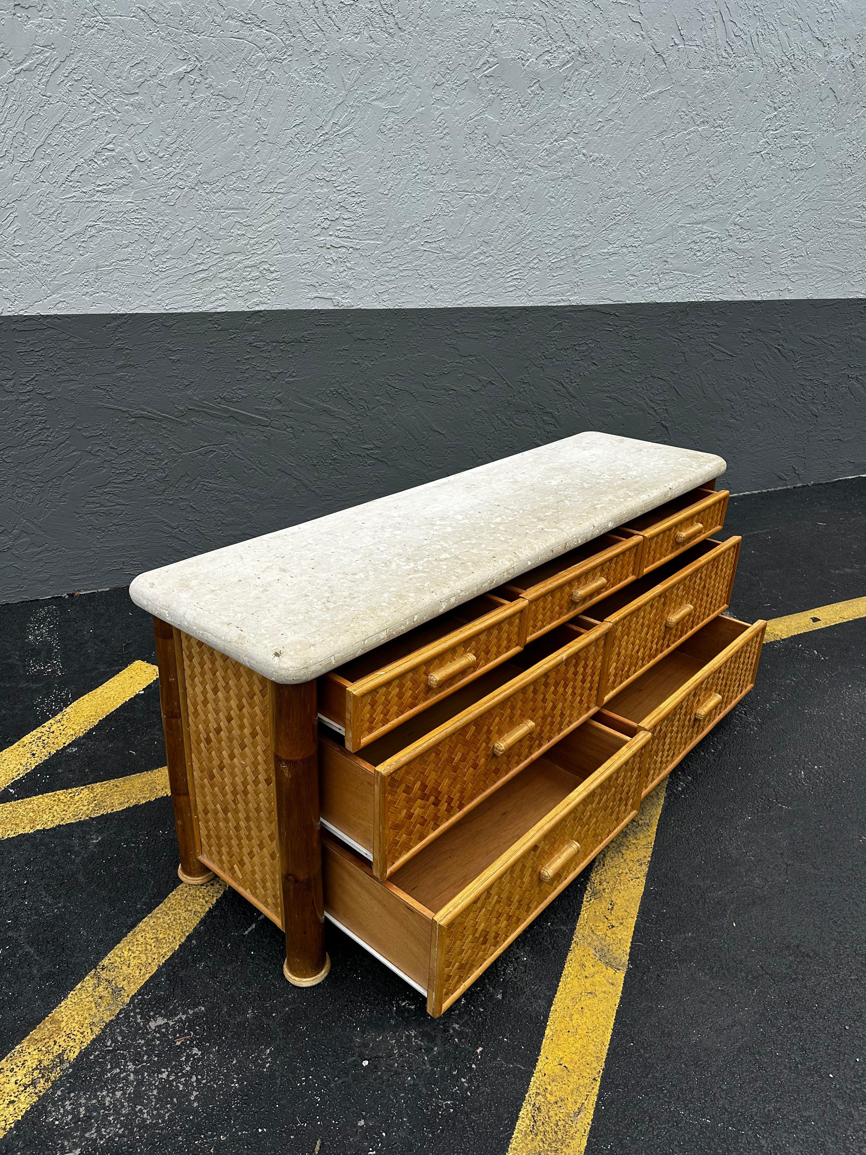 Fine XX secolo Cassettone in bambù intrecciato in rattan degli anni '70 in vendita