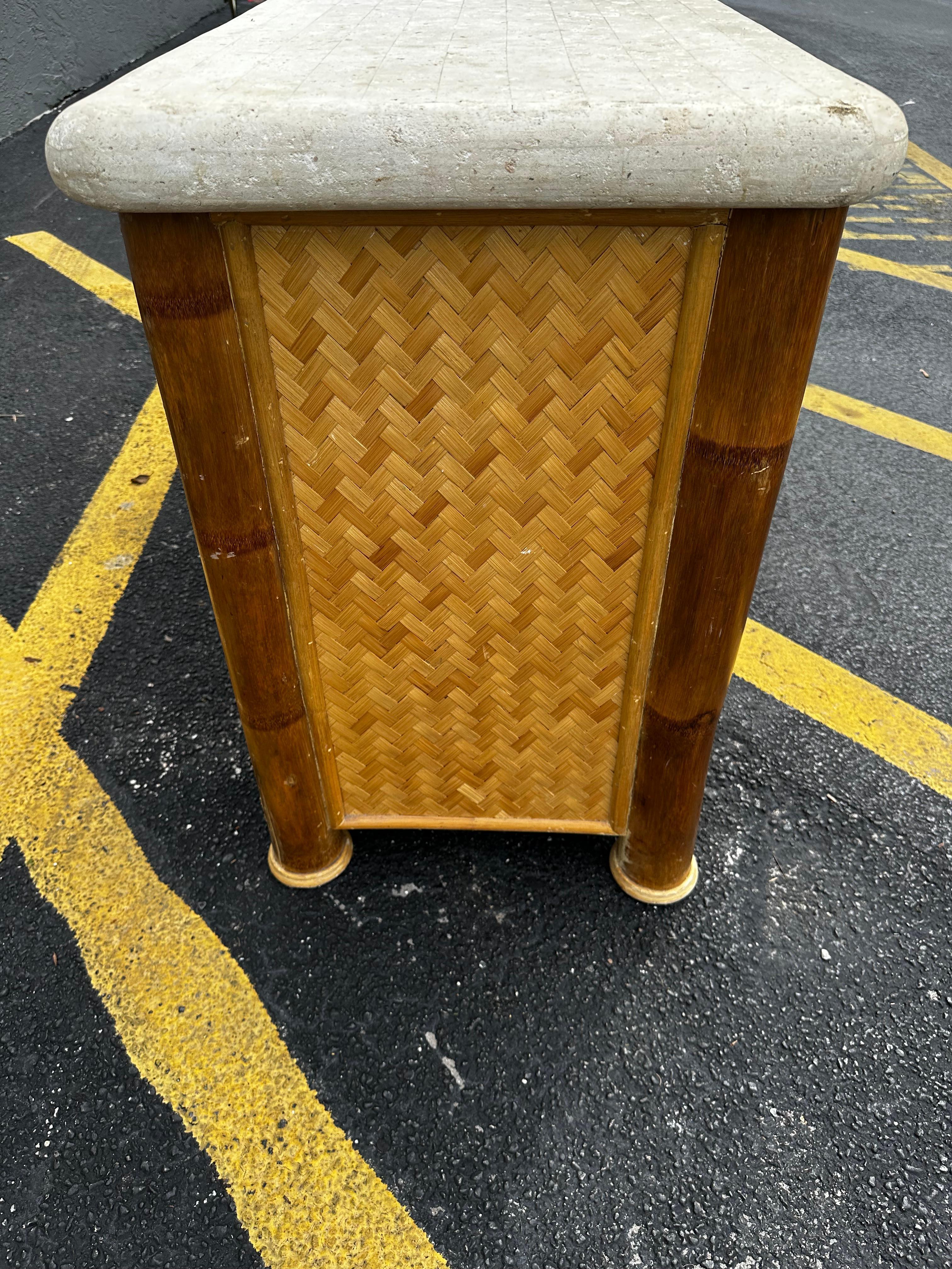 Bambù Cassettone in bambù intrecciato in rattan degli anni '70 in vendita