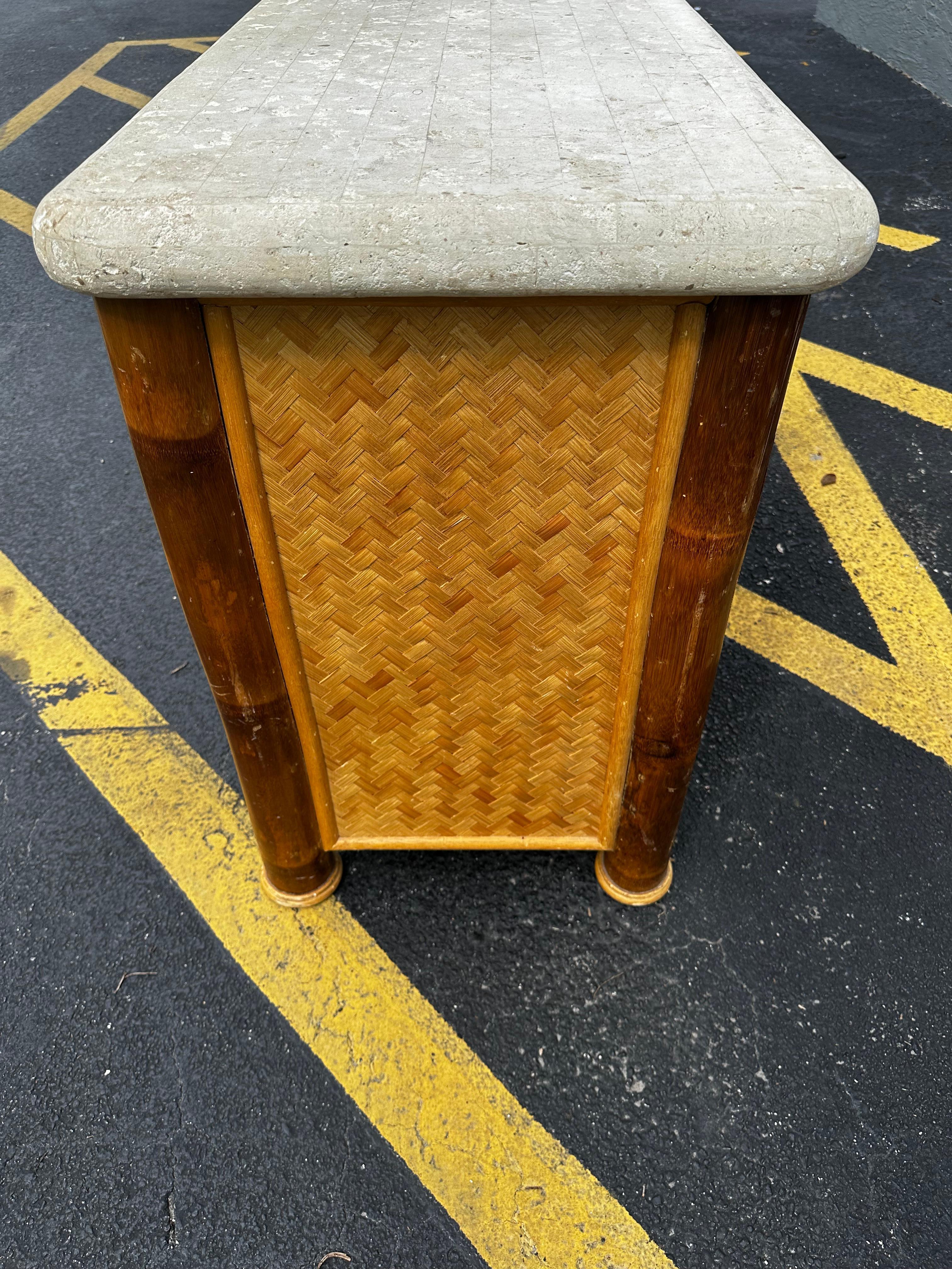 Cassettone in bambù intrecciato in rattan degli anni '70 in vendita 1