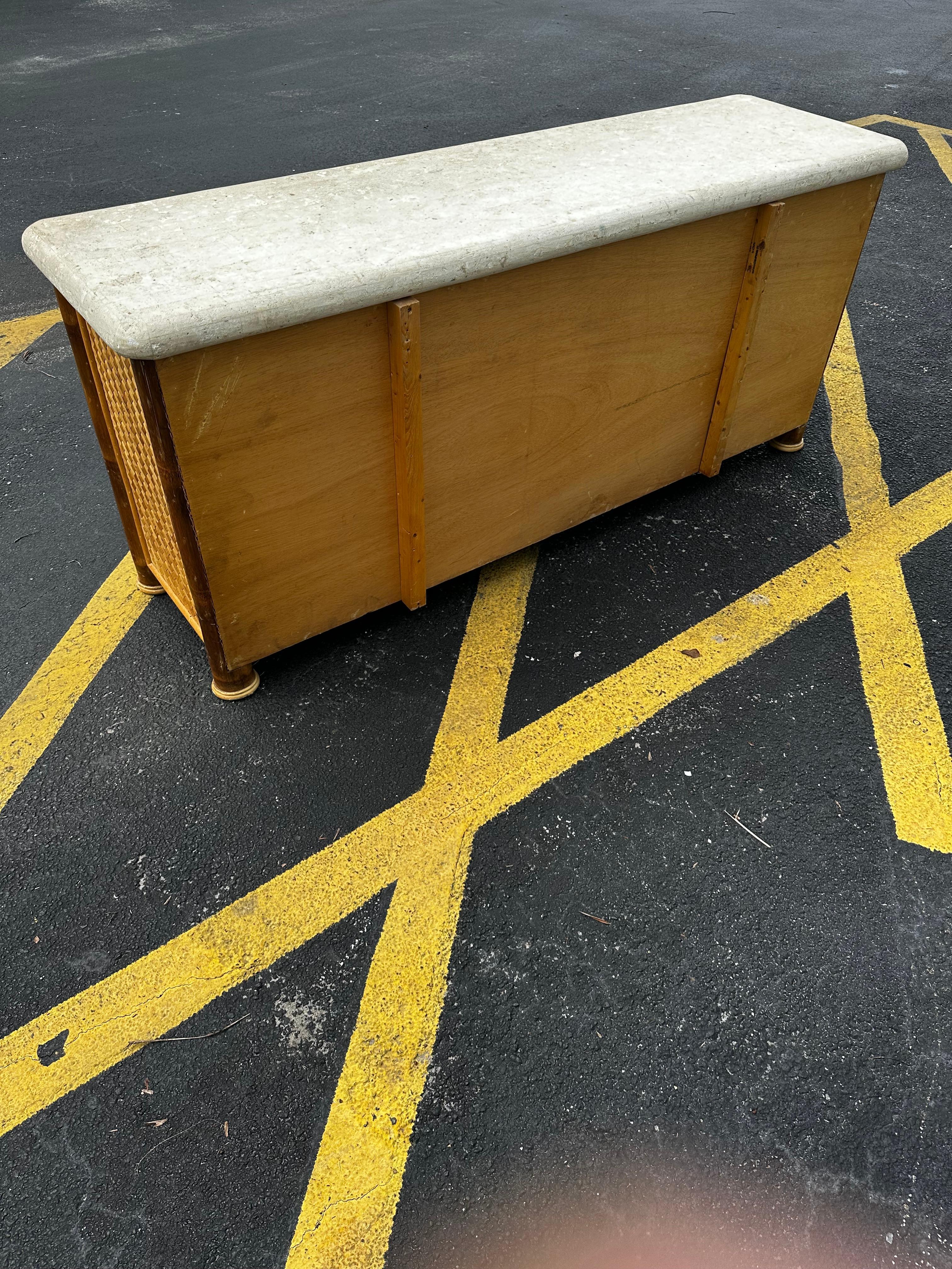 Cassettone in bambù intrecciato in rattan degli anni '70 in vendita 2