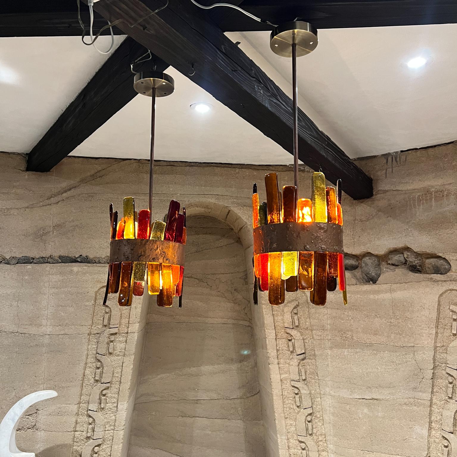 AMBIANIC presenta
Lampada a sospensione brutalista Federal Glass 1970s di MCM
Felipe Delfinger per Feders Mexico
vetro 14,38 h totale 30 h x 11,25
Condizioni originali d'epoca.
Fai riferimento alle immagini.


