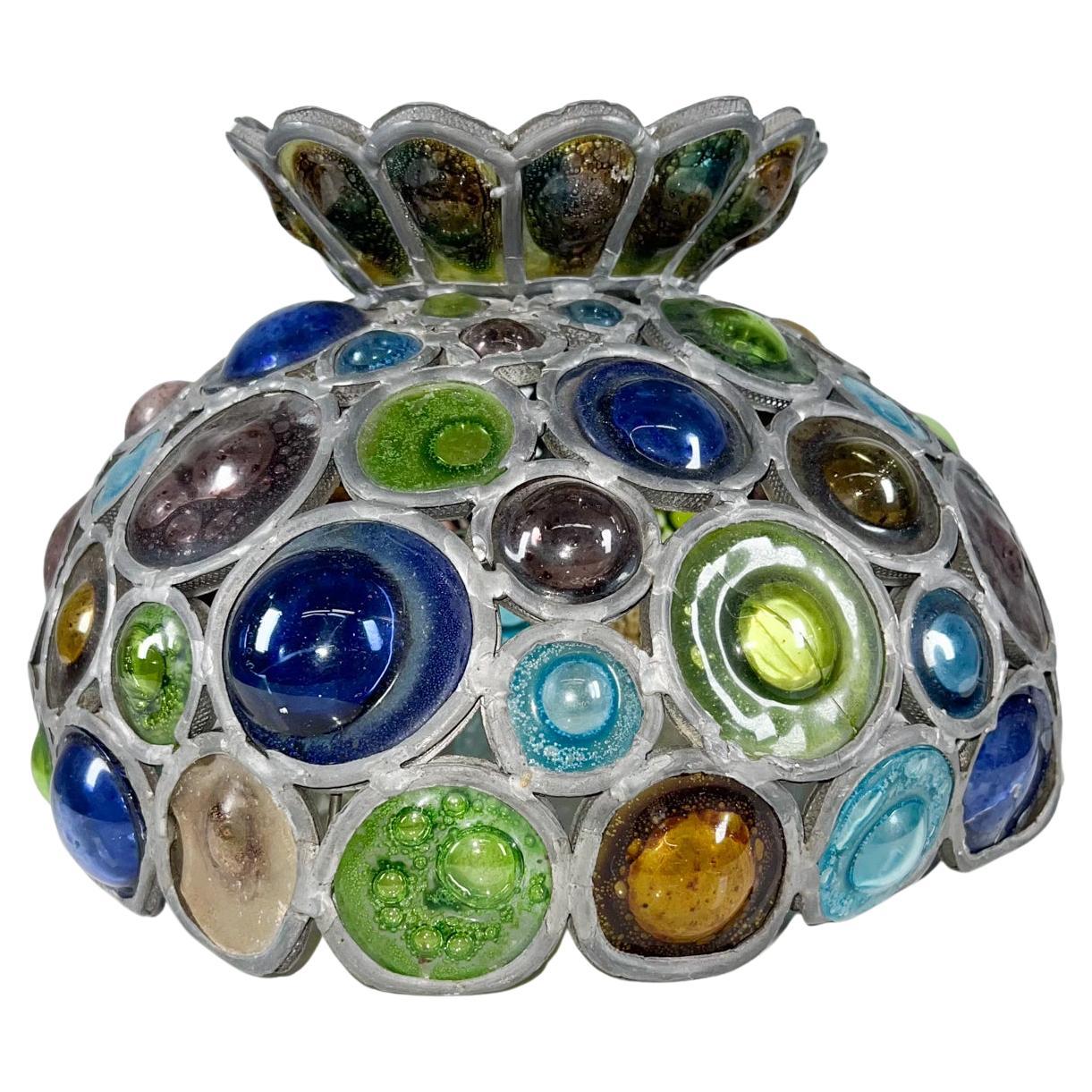 Per la tua considerazione un ciondolo per lampada in vetro artistico colorato di Felipe Delfinger per Feders, Messico, degli anni '70.
Paralume artigianale in vetro soffiato a mano
Colori dominanti Blu Greene & Greene. 
8,5 altezza x 12