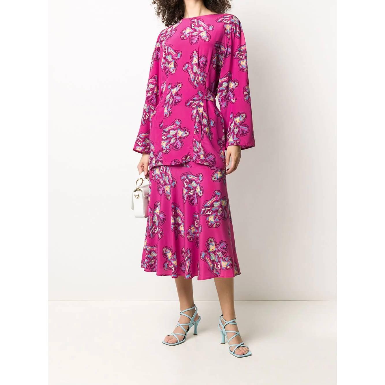 A.N.G.E.L.O. Vintage - Italy
Fendi fuchsia silk with floral pattern suit. Round neck blouse, English buttoning on the back and martingale. A-line midi skirt with high waist and side zip and button closure.

Years: 70s

Made in Italy

Size: 38