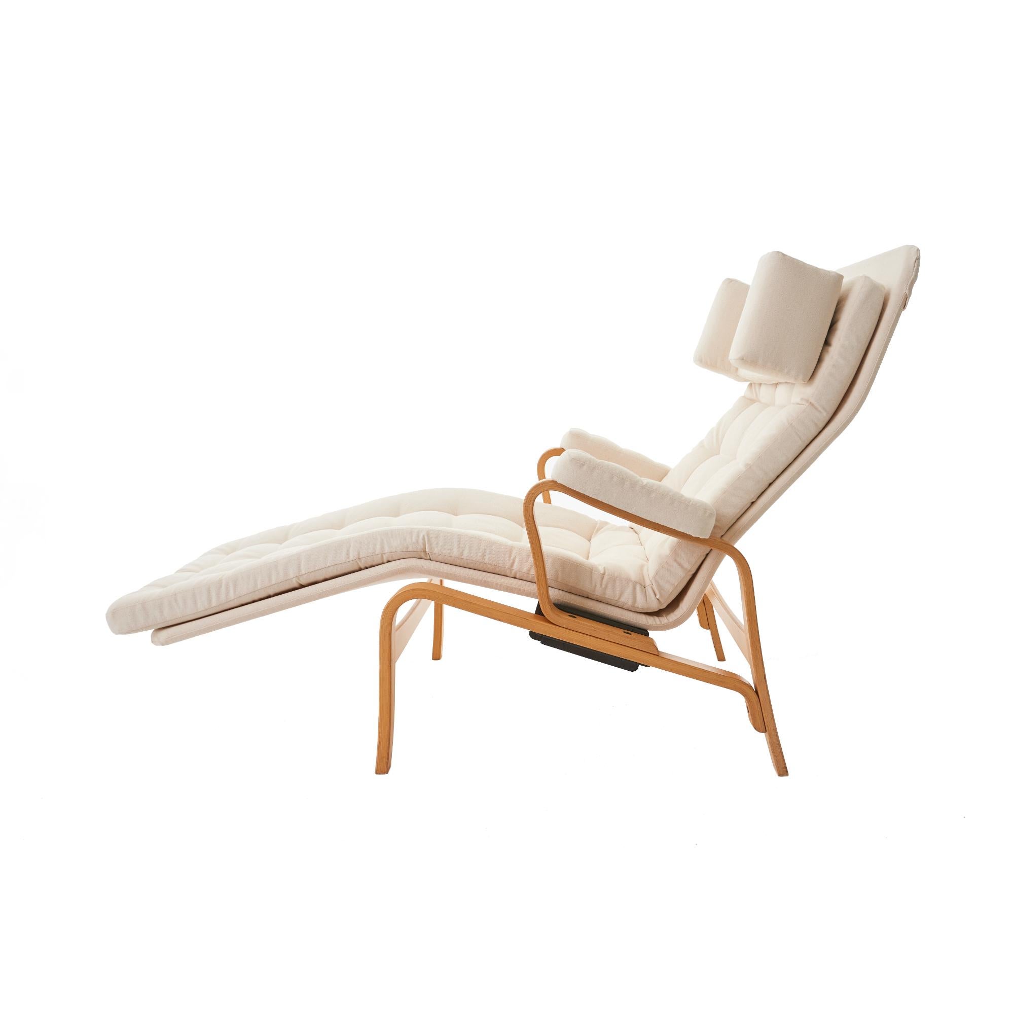 Sleek and beautiful bentwood 1970s Fenix reclining lounge chair designed by Sam Larsson for DUX Sweden. Newly upholstered with a cream duck canvas, the original ‘dux’ fabric lining has been retained for authenticity. The reclining mechanism is in