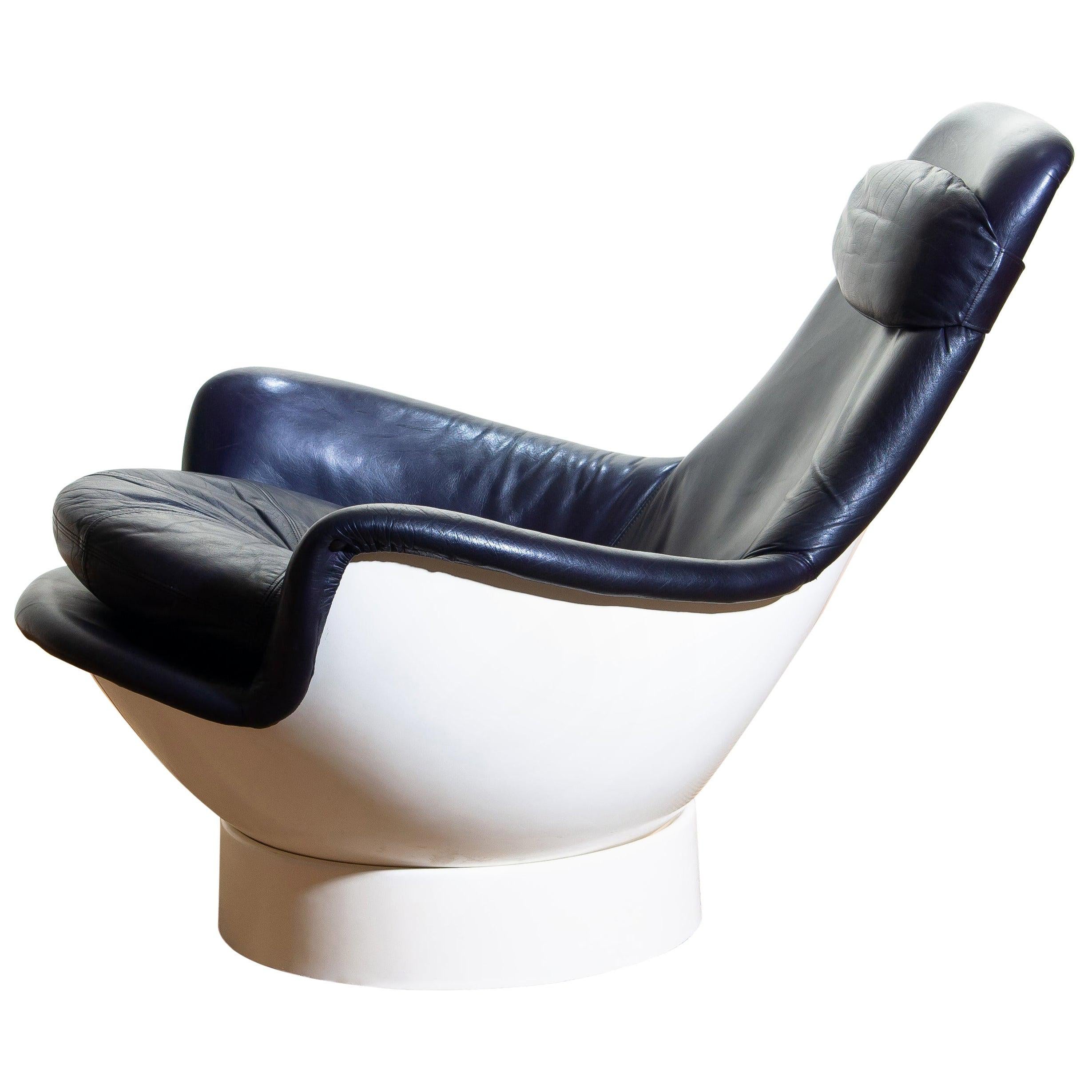 Merveilleuse chaise de salon Space Age de Risto Halme pour Peem Oy en fibre de verre, recouverte de cuir violet foncé. Fabriqué en Finlande, années 1970.
Nommée 