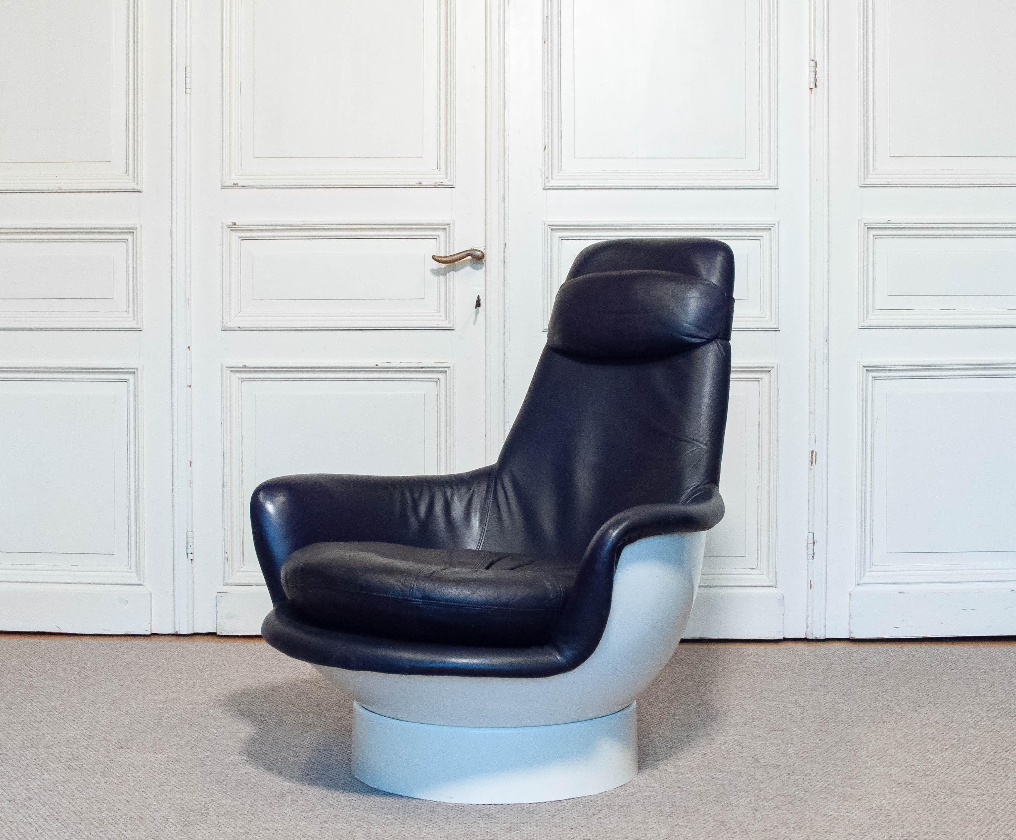 Meravigliosa poltrona da salotto Space AGE di Risto Halme per PEEM Finland. 
Struttura in fibra di vetro, rivestimento in pelle viola scuro. 
Si chiama 