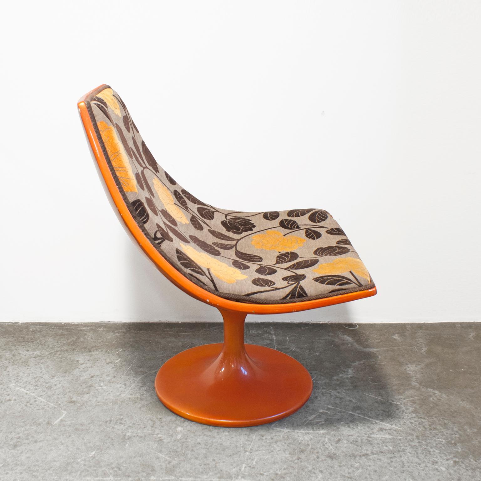 Set of two fiberglass orange tulip lounge chairs with a pedestal shape foot in lacquered orange aluminum Seat structure in orange fiberglass. Minor damages in the fiberglass of both chairs. The chairs are upholstered with yellow and brown floral