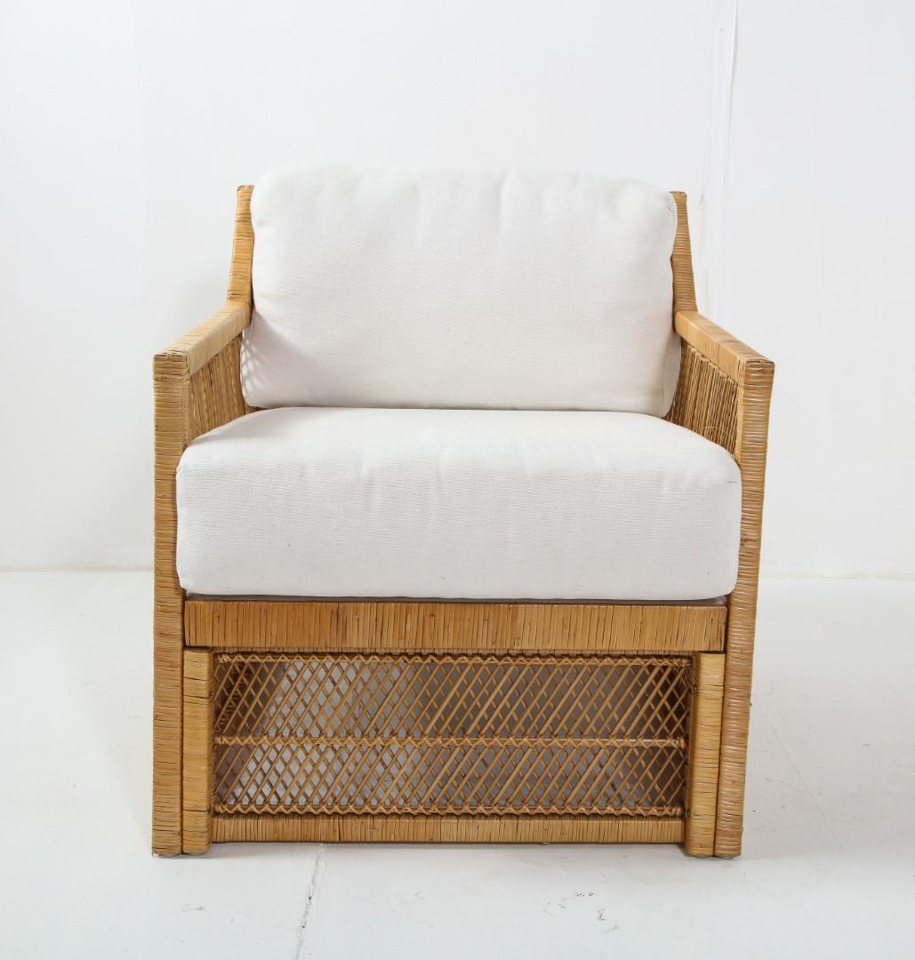 Woven wicker lounge chair by Ficks Reed, 1970s. Seat & back cushions newly upholstered in Pindler Orissa in Ivory. 

Measures: Arm height: 22