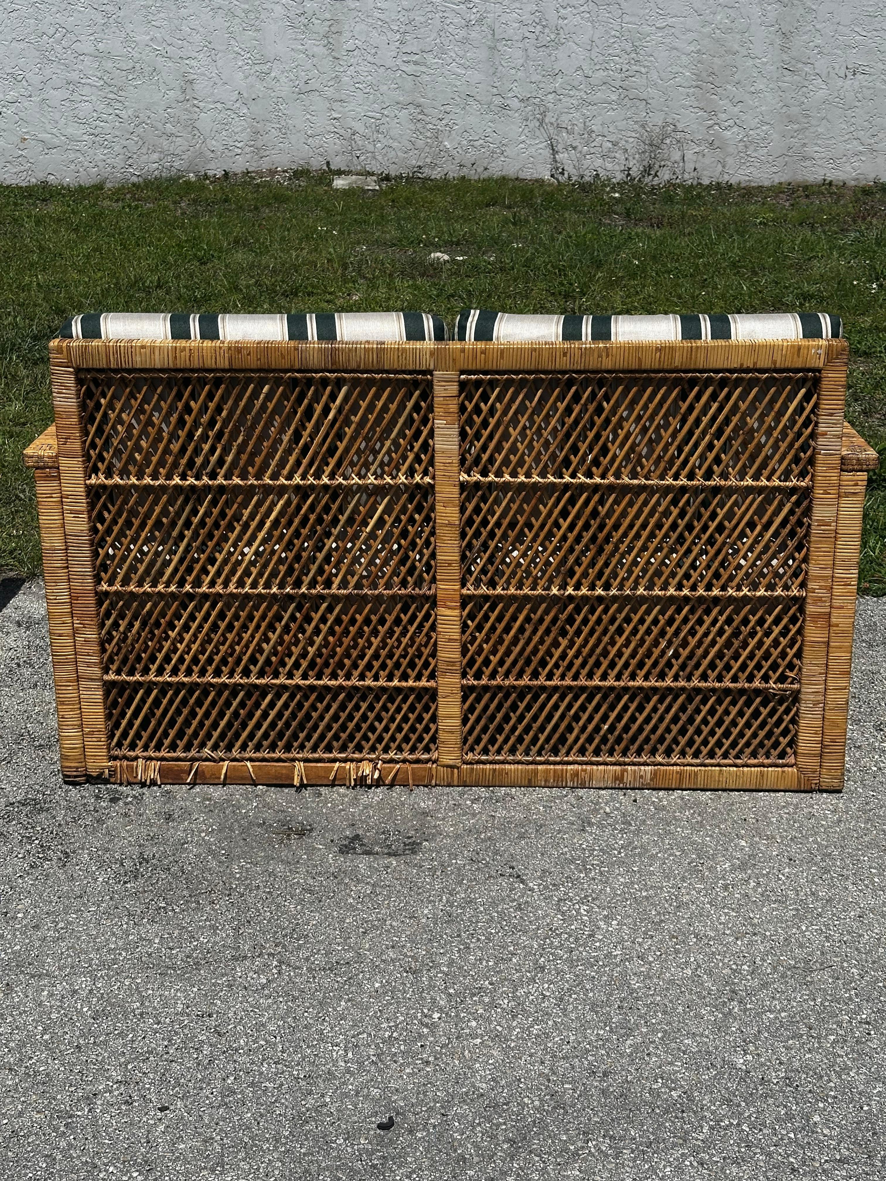 Divano in rattan anni '70 a strisce bianche e verdi stile McGuire, set di 2 in vendita 3