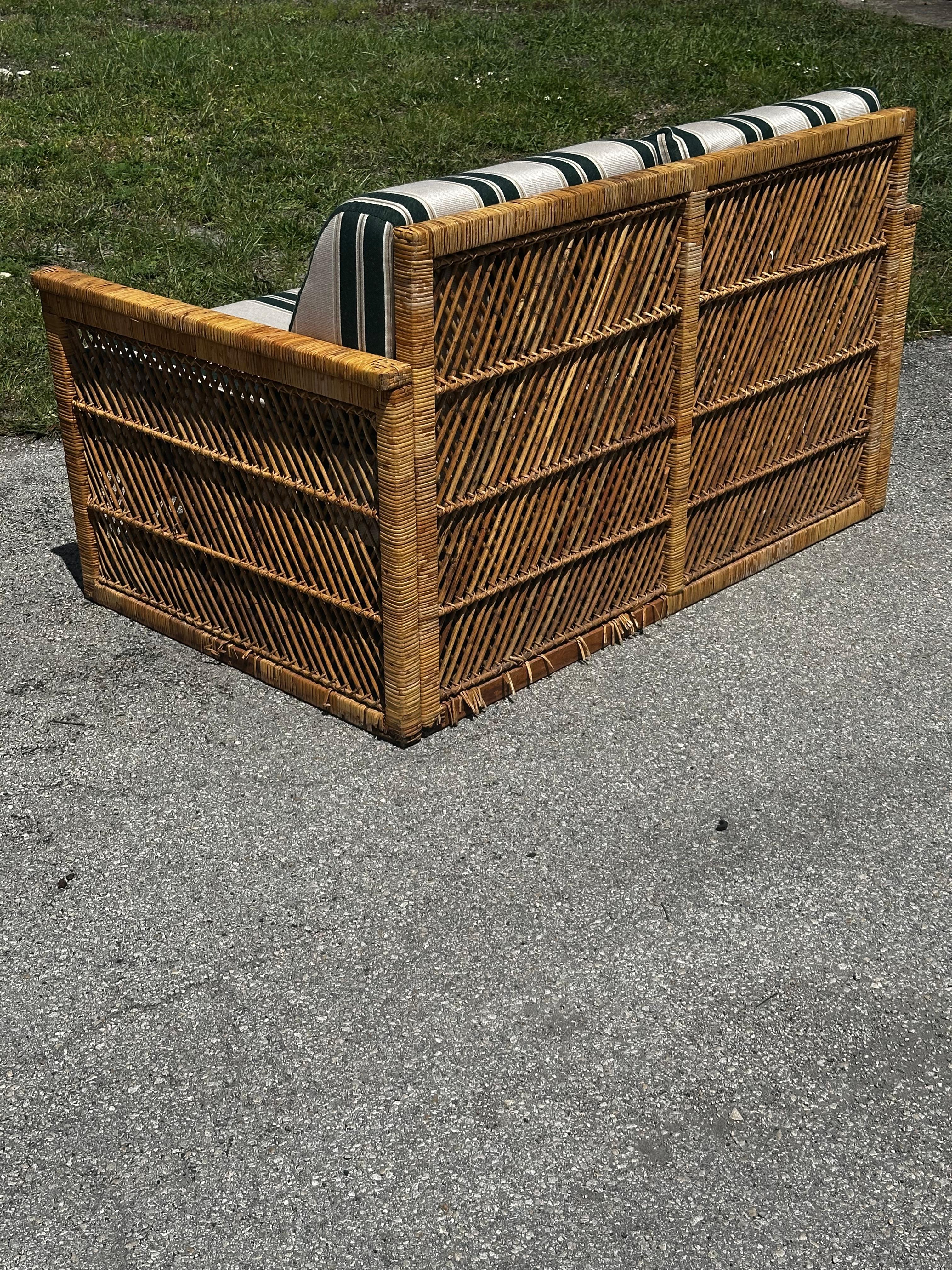 Divano in rattan anni '70 a strisce bianche e verdi stile McGuire, set di 2 in vendita 4