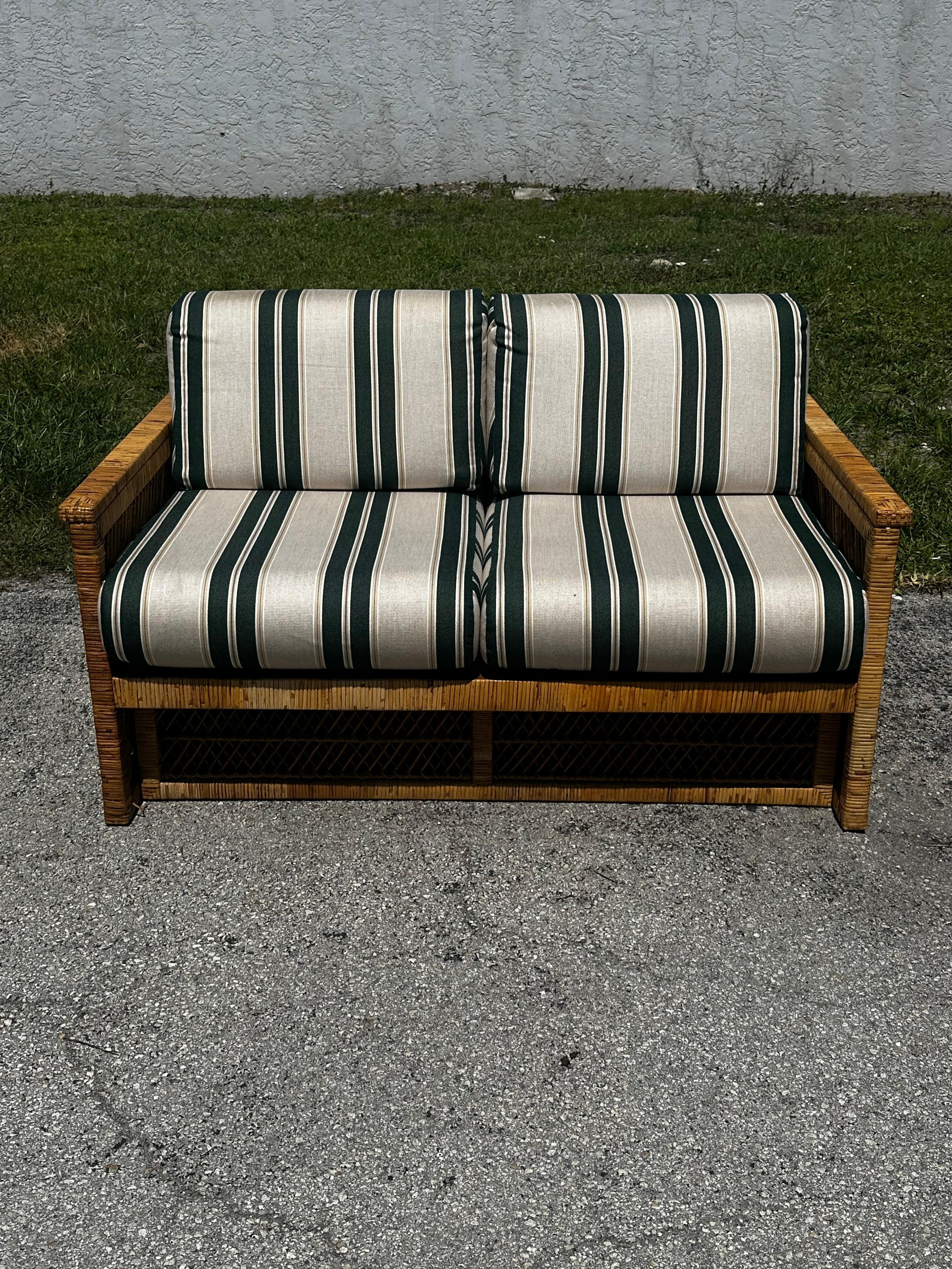 Divano in rattan anni '70 a strisce bianche e verdi stile McGuire, set di 2 In condizioni buone in vendita a Fort Lauderdale, FL