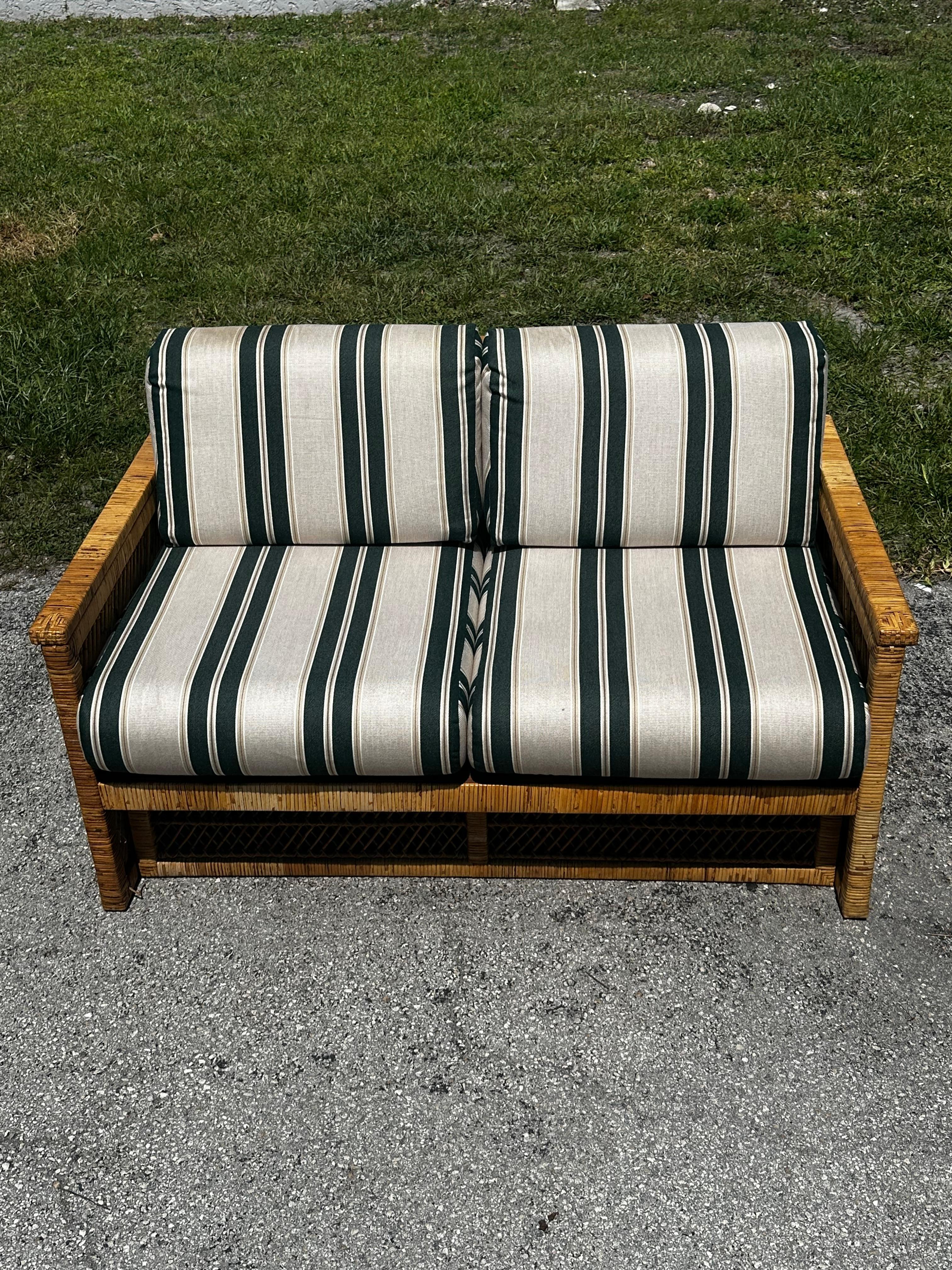 Fine XX secolo Divano in rattan anni '70 a strisce bianche e verdi stile McGuire, set di 2 in vendita