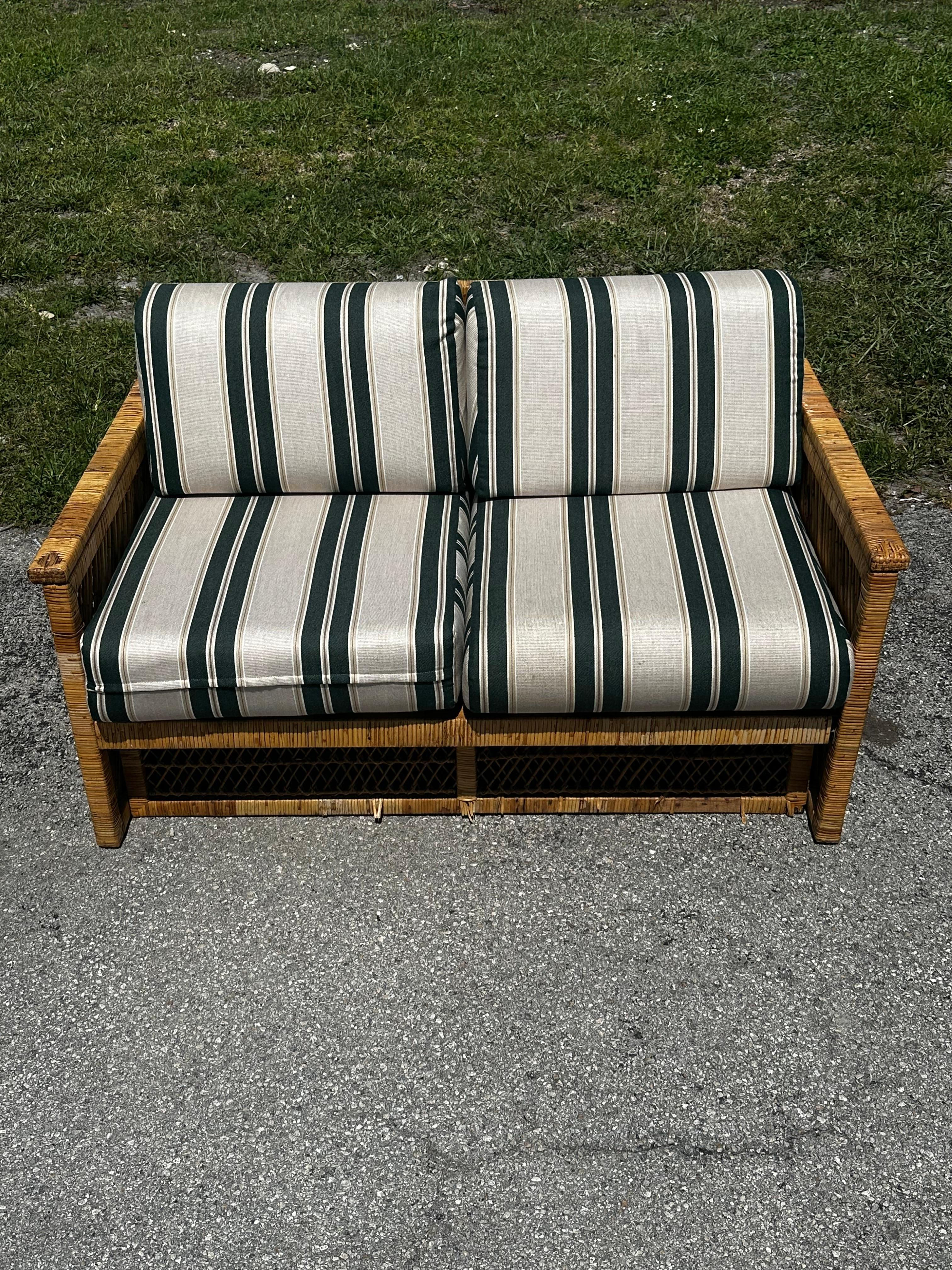 Divano in rattan anni '70 a strisce bianche e verdi stile McGuire, set di 2 in vendita 1