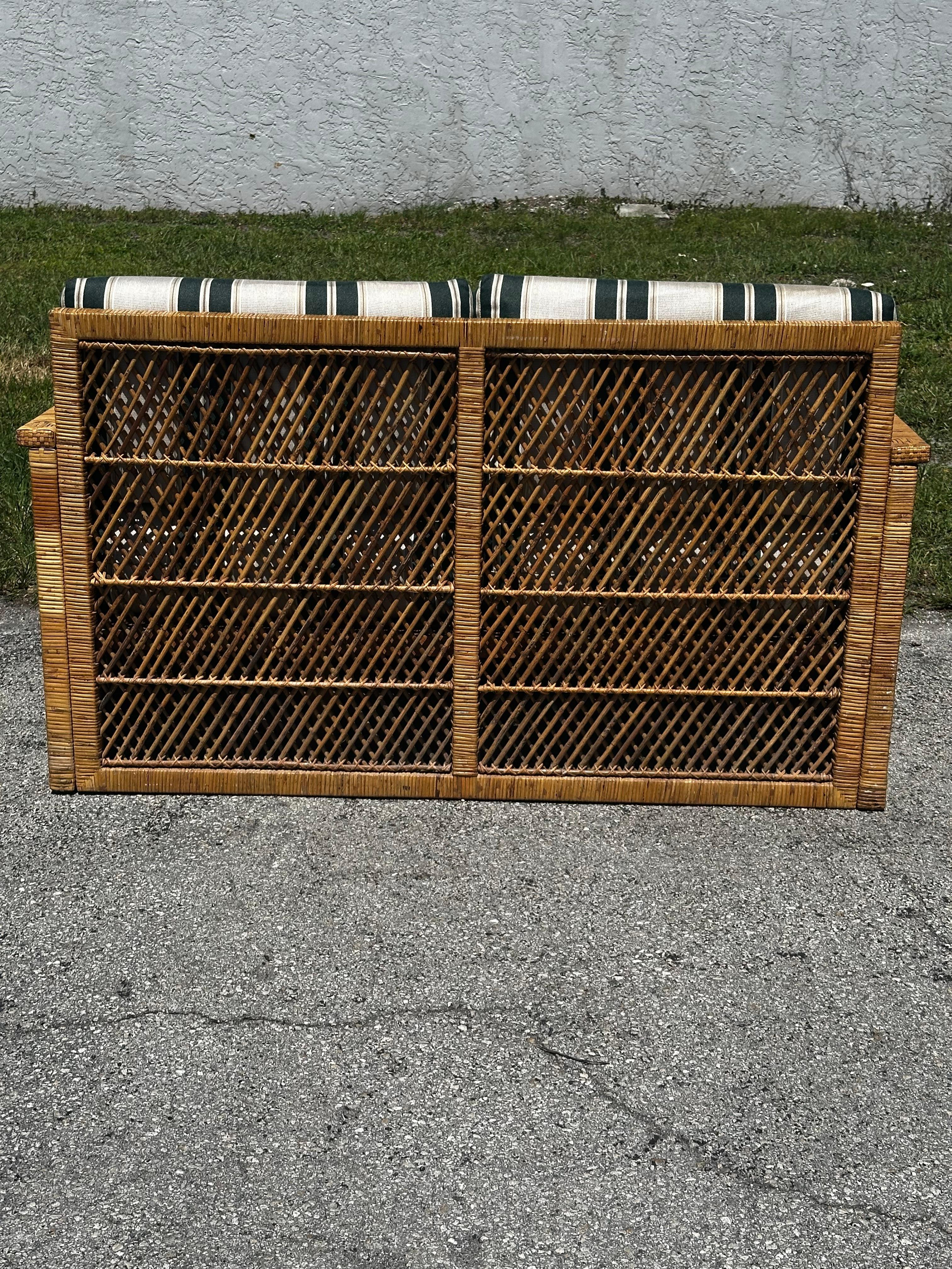 Divano in rattan anni '70 a strisce bianche e verdi stile McGuire, set di 2 in vendita 2
