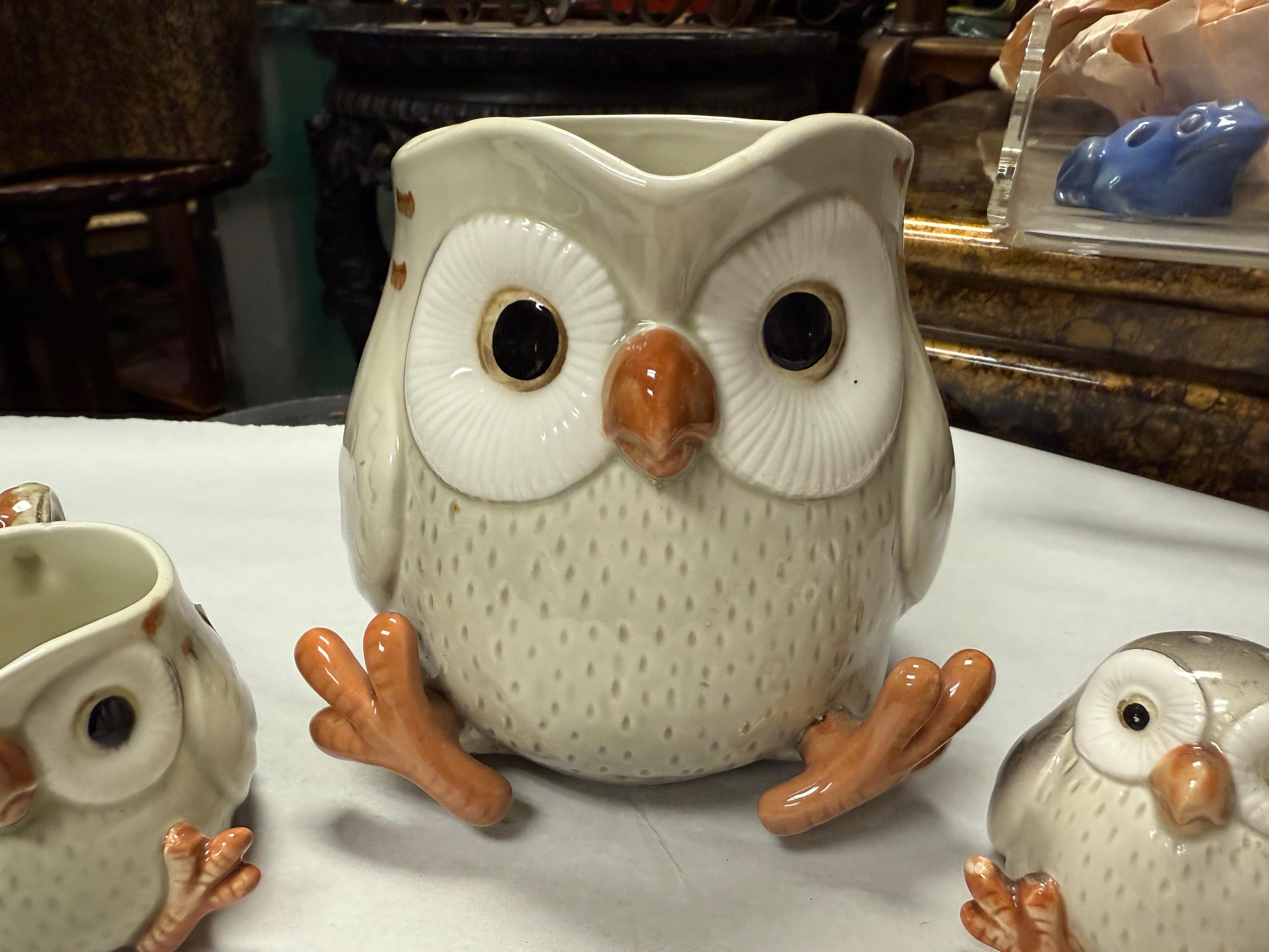 Ceramica Set da tè con gufo dipinto a mano degli anni '70 Fitz and Floyd Teiera Cremiera Zucchero Sale Pepe in vendita