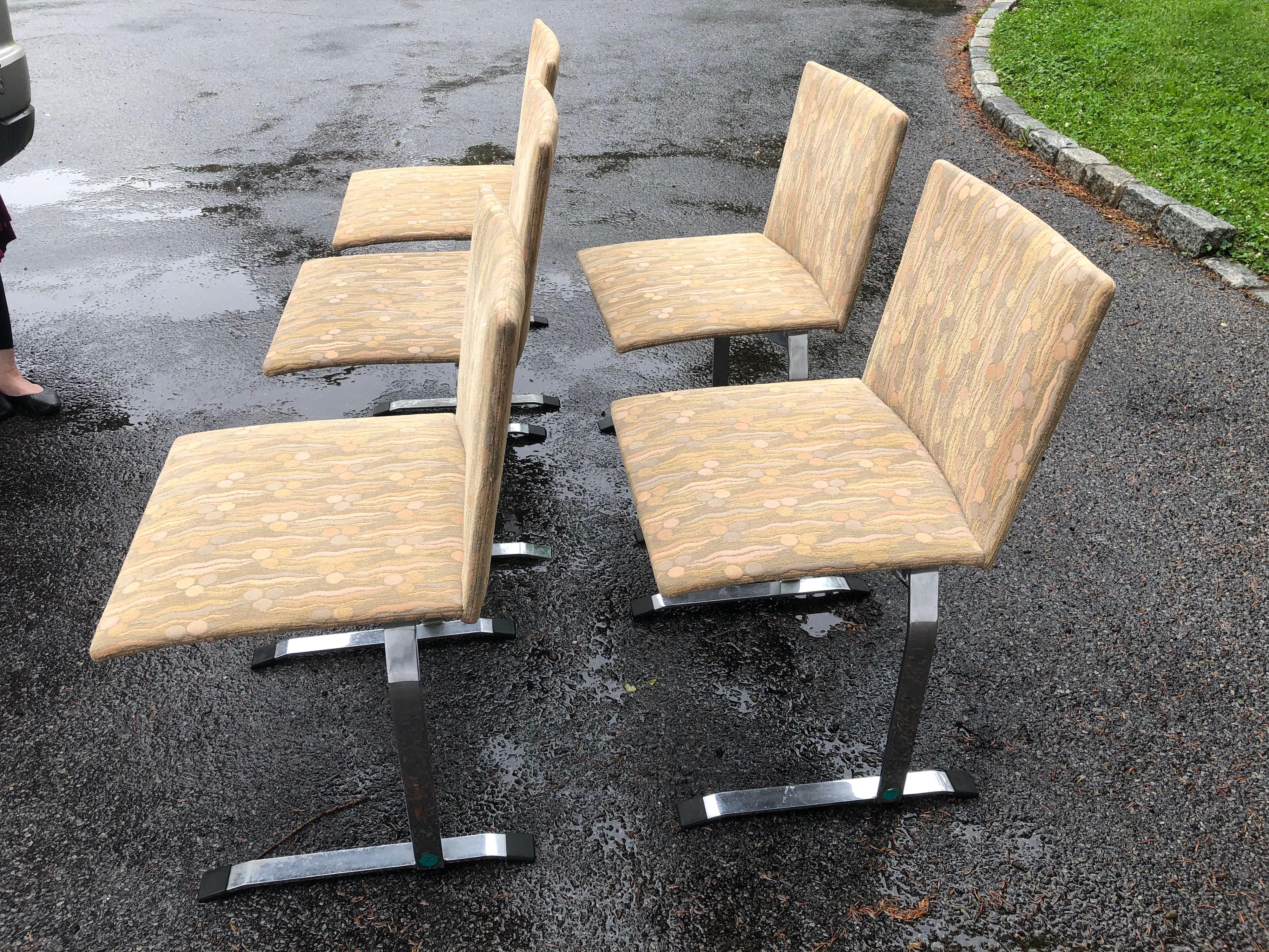 Mid-Century Modern Cinq chaises de salle à manger Giovanni Offredi pour Saporiti des années 1970 avec tissu J L Larsen en vente