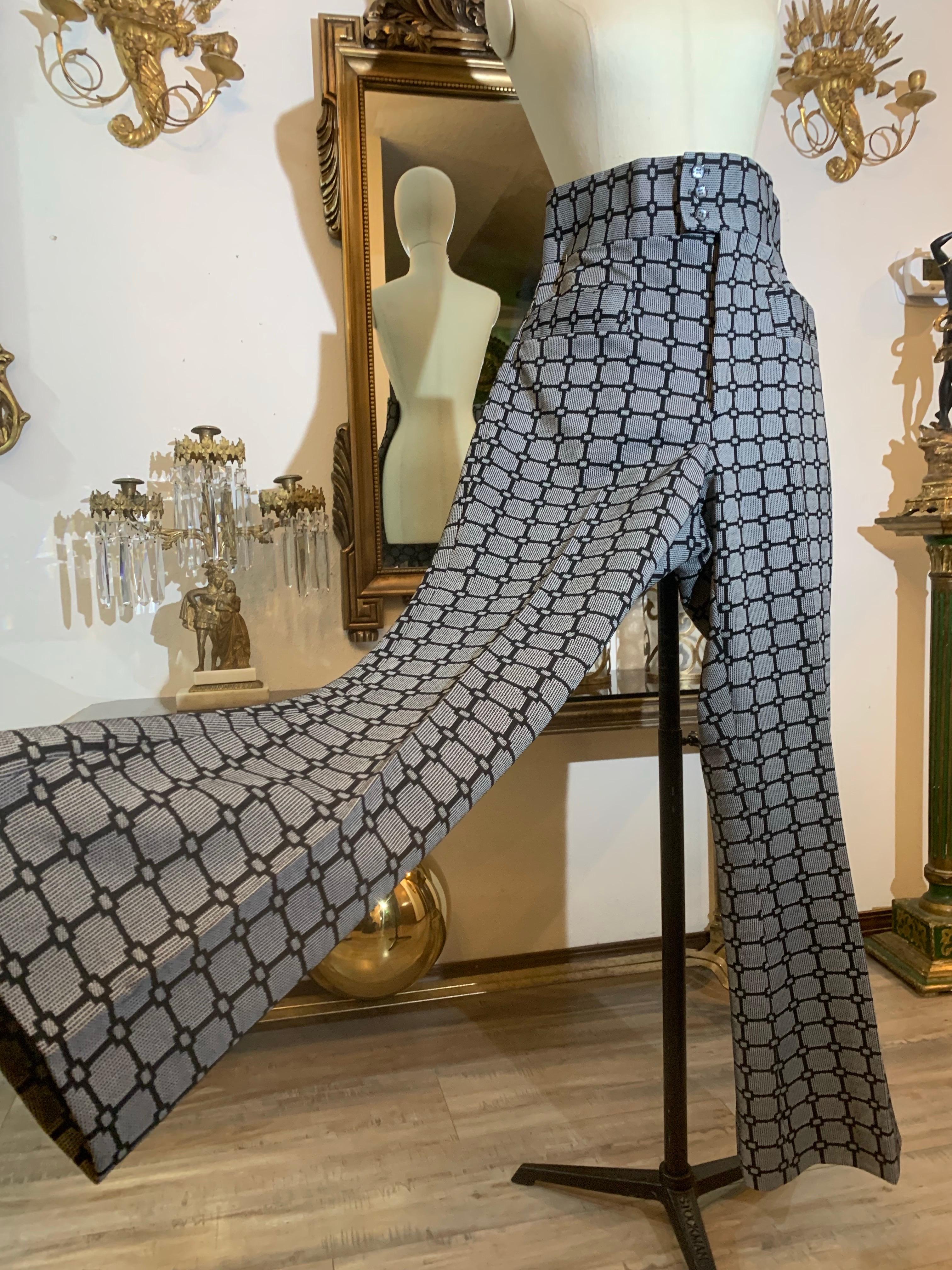 1970er Schlaghosen mit hohem Kummerbund und hoher Taille aus Polyester-Strick Schwarz & Grau Disco-Hosen im Angebot 1