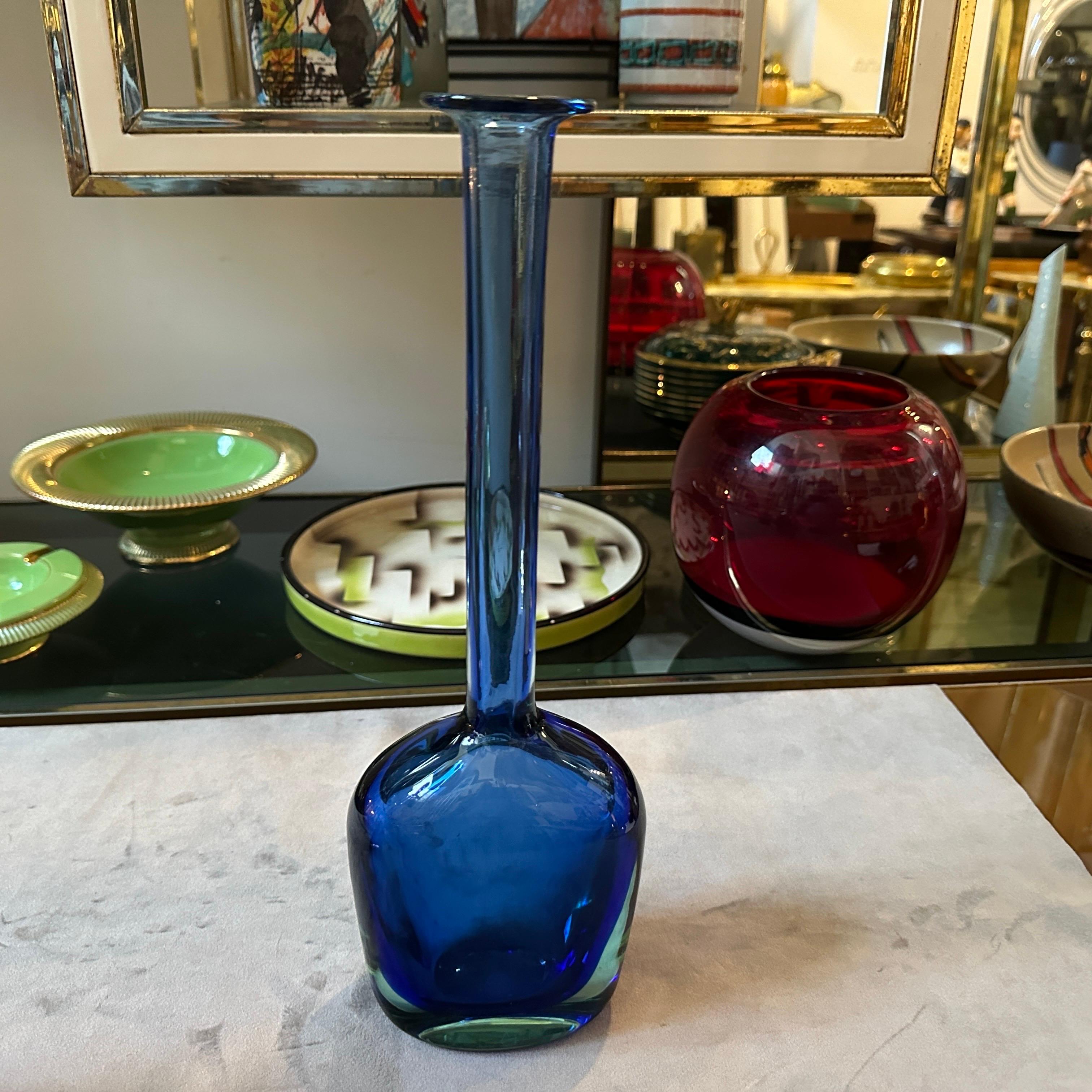 Un elegante vaso a bottiglia in vetro di Murano blu sommerso, disegnato negli anni Settanta da Flavio Poli e prodotto a Venezia da Seguso, è in perfette condizioni. Il vaso è un esempio sorprendente di arte moderna di metà secolo combinata con le