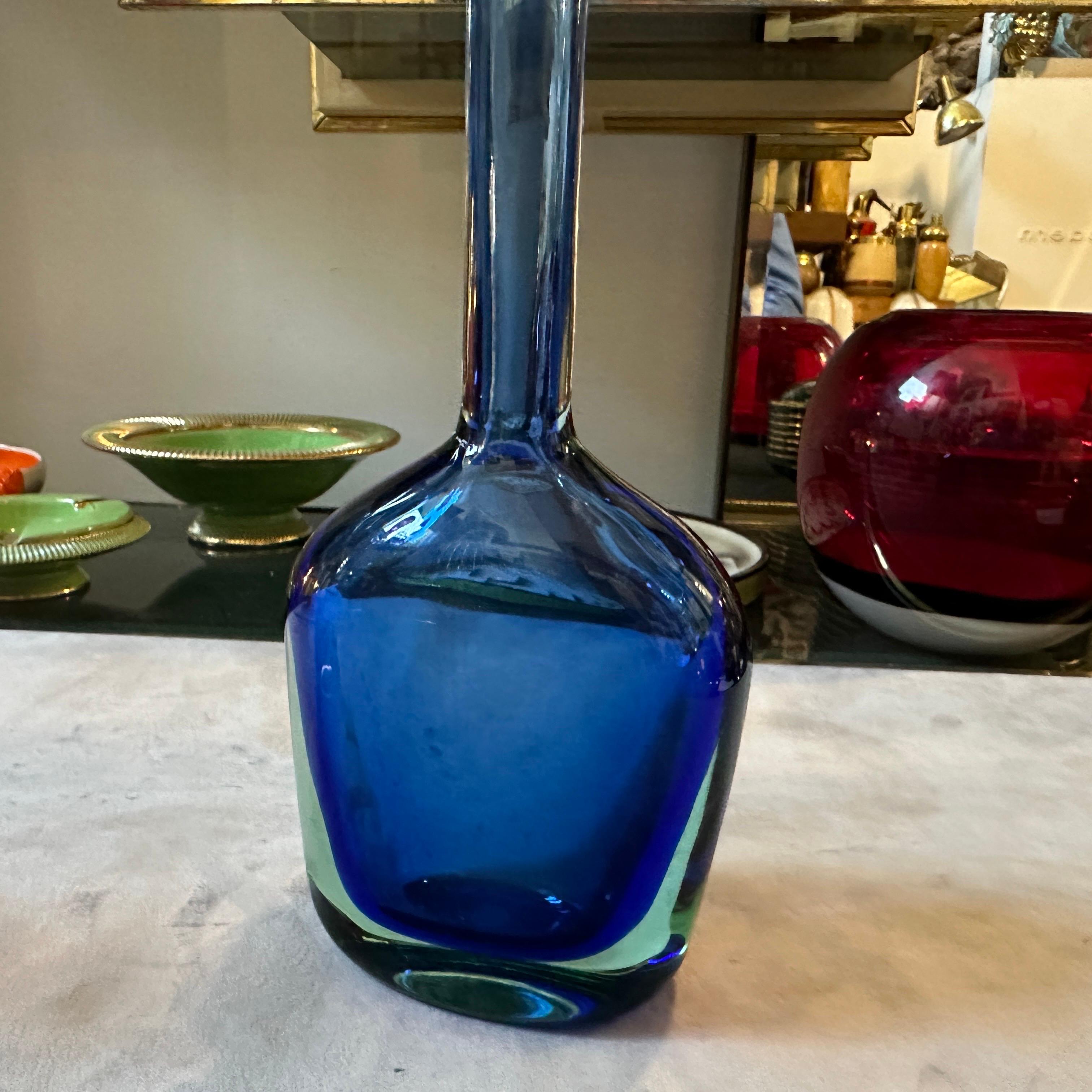 Fatto a mano Vaso monofiore in vetro di Murano Glass Sommerso moderno blu, Flavio Poli per Seguso, anni '70 in vendita