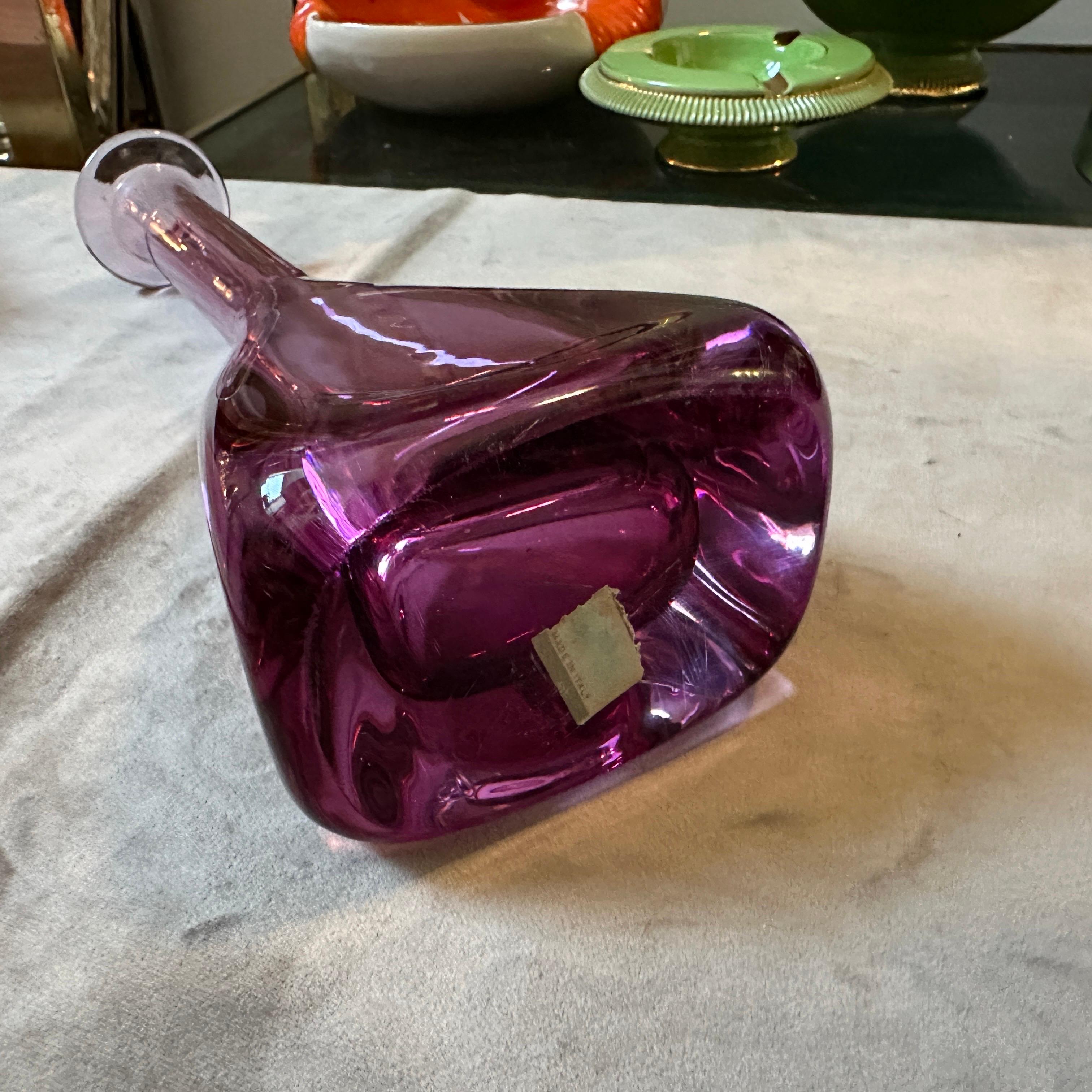 Un'elegante bottiglia in vetro di Murano rosa sommerso, disegnata negli anni Settanta da Flavio Poli e prodotta a Venezia da Seguso, è in perfette condizioni. La bottiglia è un esempio sorprendente di arte moderna di metà secolo combinata con le