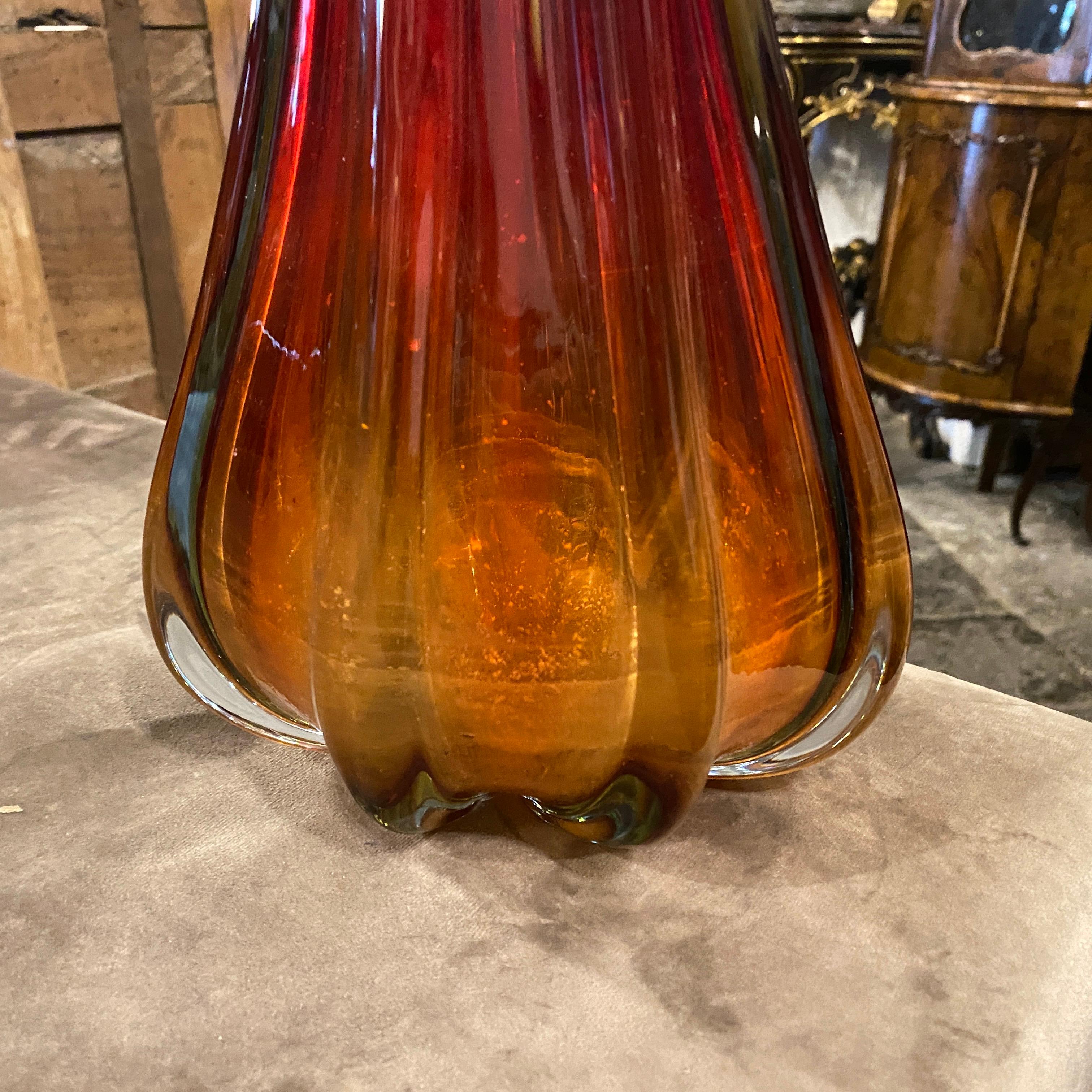 Eine ikonische Vase aus rotem und braunem Murano-Glas, entworfen von Flavio Poli für Seguso, in sehr gutem Zustand. Die Vase weist deutliche Merkmale auf, die sowohl die Designtrends dieser Zeit als auch die künstlerische Sensibilität von Flavio