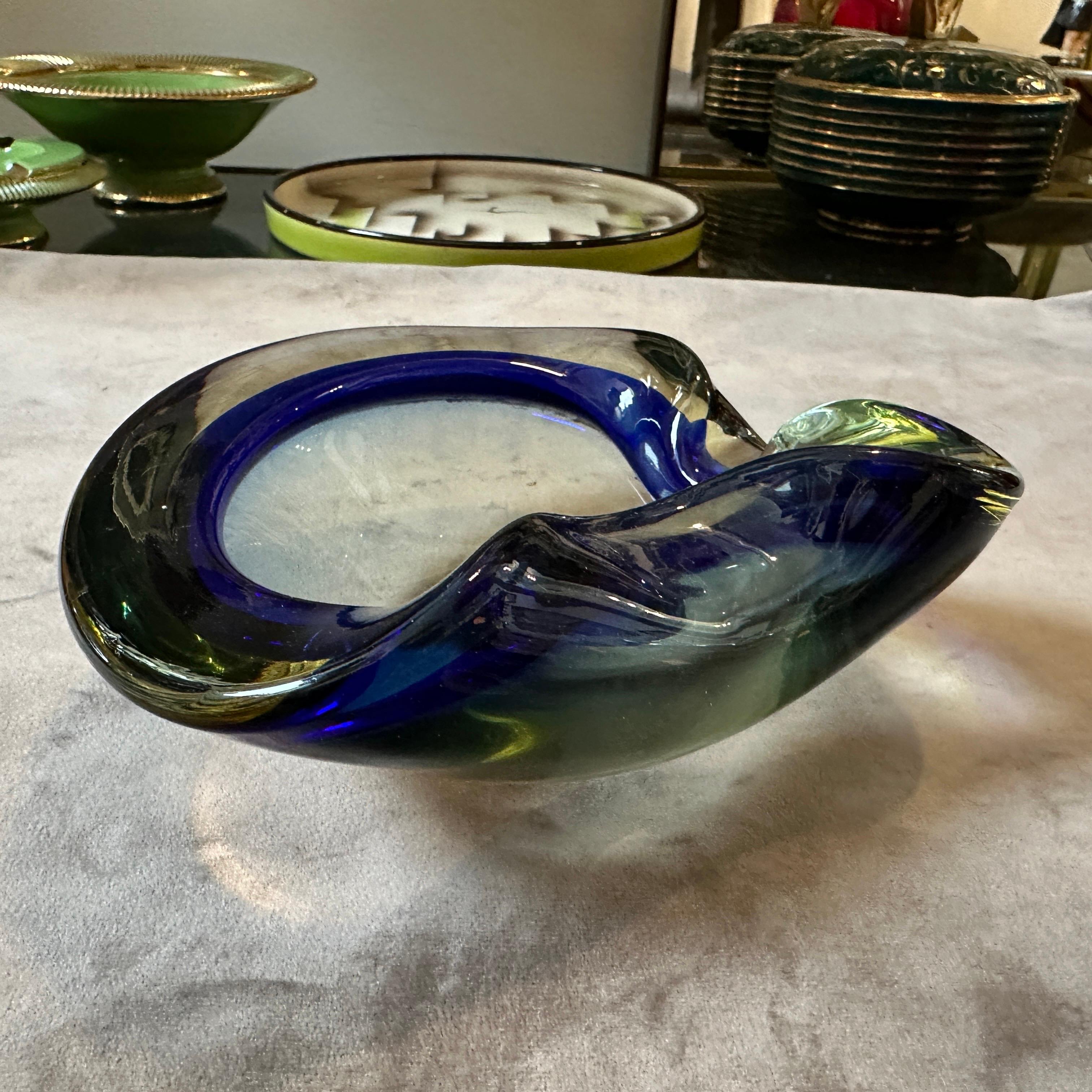 Dieser Aschenbecher aus Murano-Glas von Flavio Poli ist ein bemerkenswertes Beispiel für italienische Glaskunst aus der Mitte des 20. Jahrhunderts. Flavio Poli, der für seine Arbeit in der Glashütte Seguso Vetri d'Arte in Murano (Venedig) bekannt
