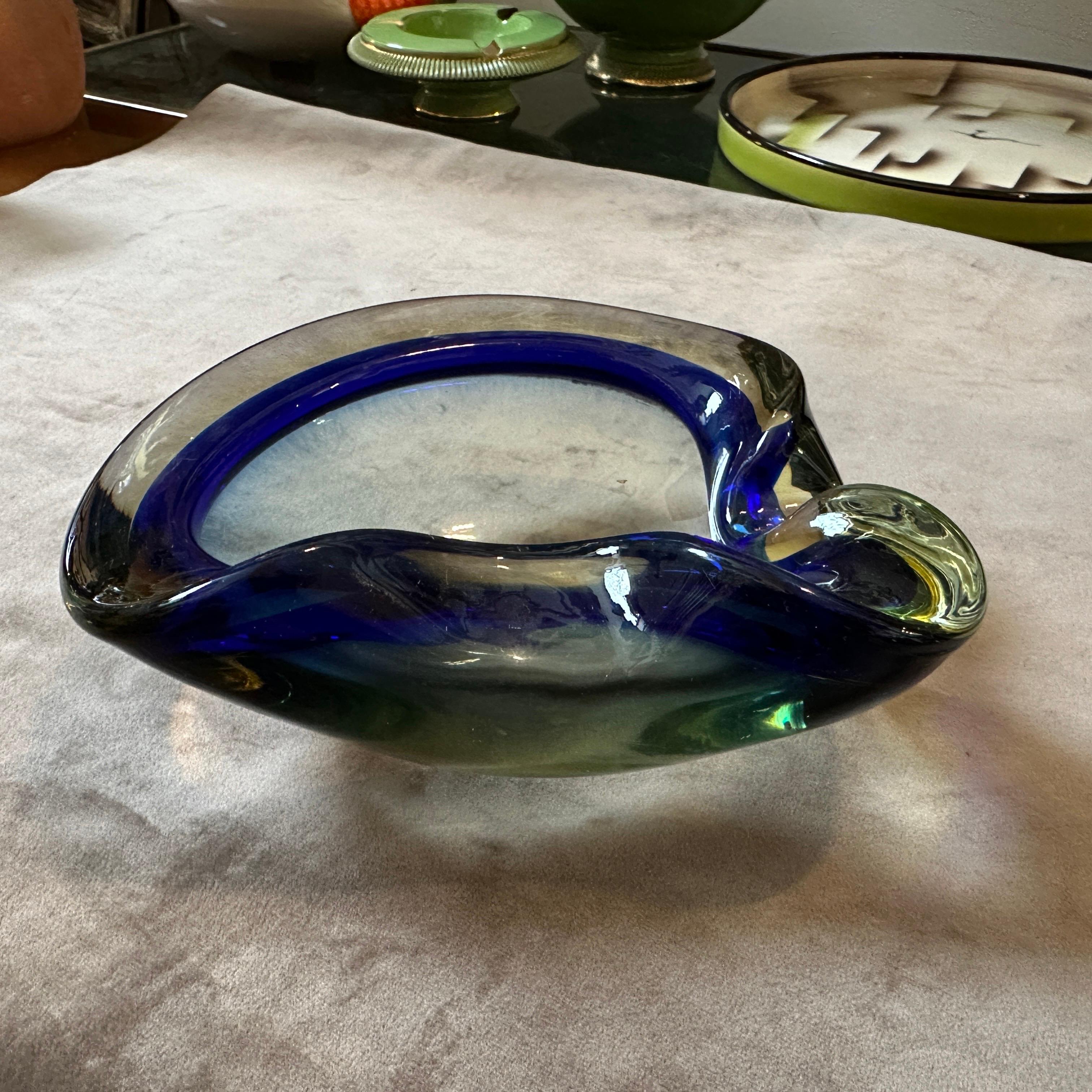 1970er Flavio Poli Sommerso Aschenbecher aus gelbem und blauem Murano-Glas (20. Jahrhundert)
