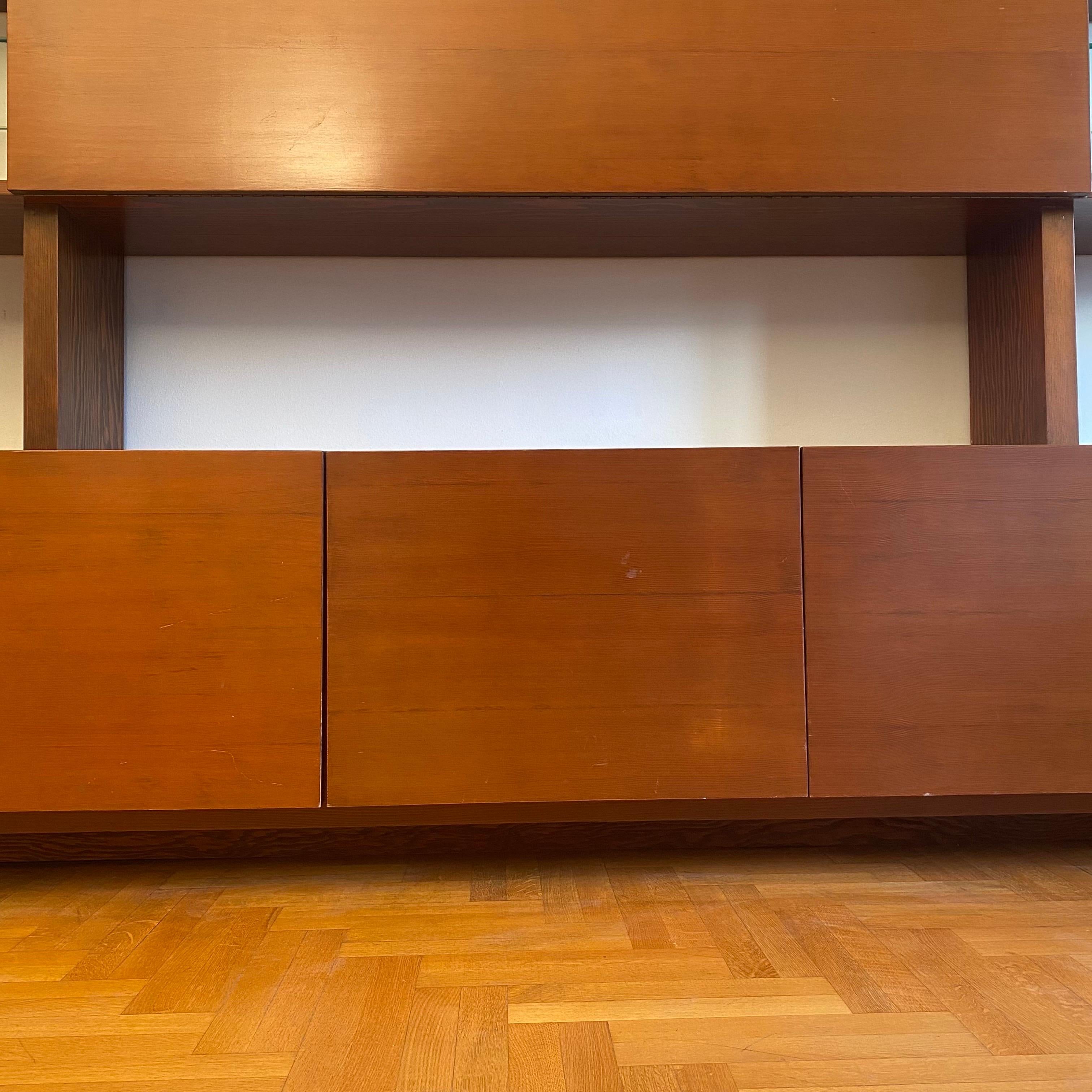1970er Jahre schwimmende Wand Vitrine Einheit Holz Glas Bücherregal Bar Midcentury im Angebot 4
