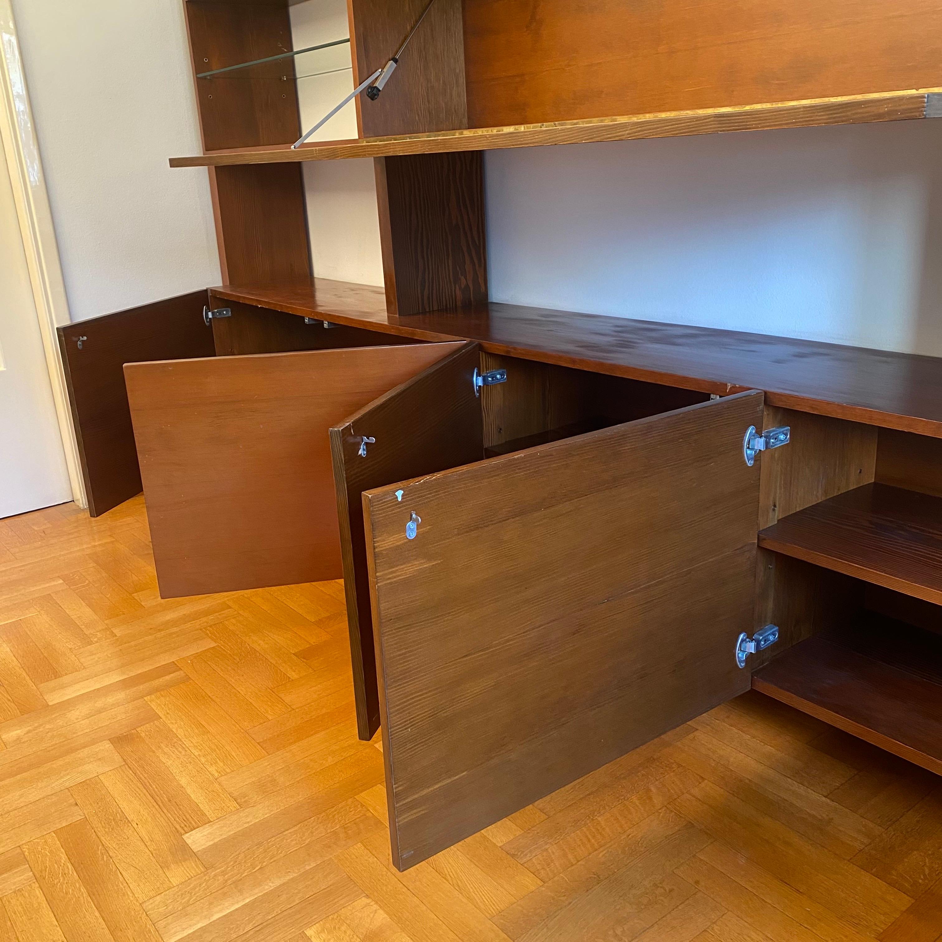 1970er Jahre schwimmende Wand Vitrine Einheit Holz Glas Bücherregal Bar Midcentury im Angebot 6