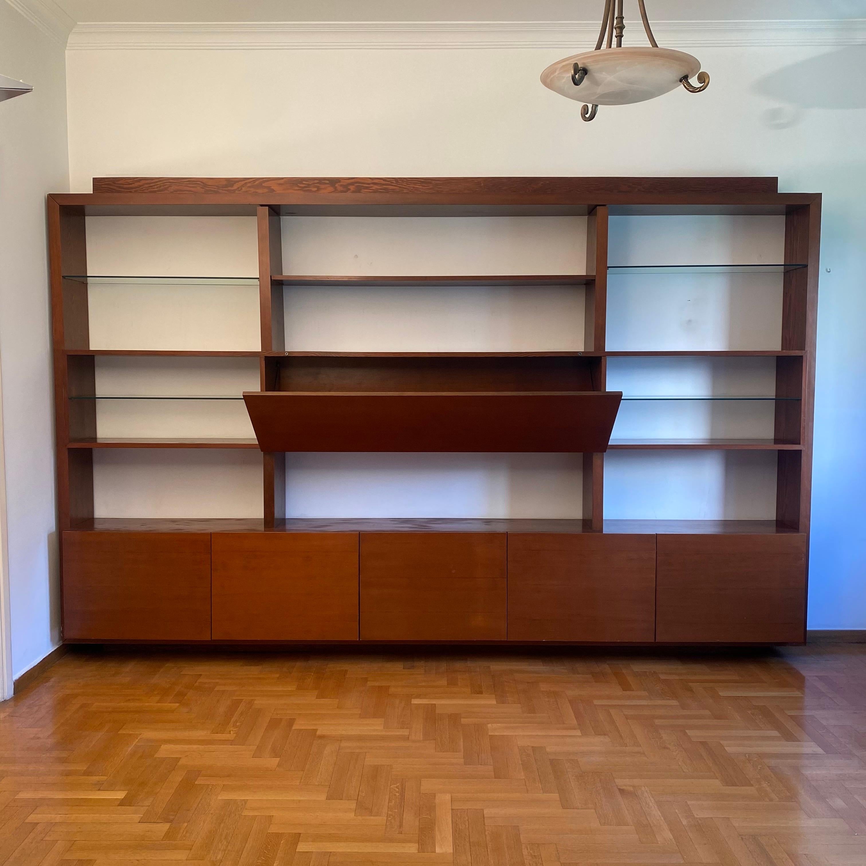 1970er Jahre schwimmende Wand Vitrine Einheit Holz Glas Bücherregal Bar Midcentury im Angebot 7