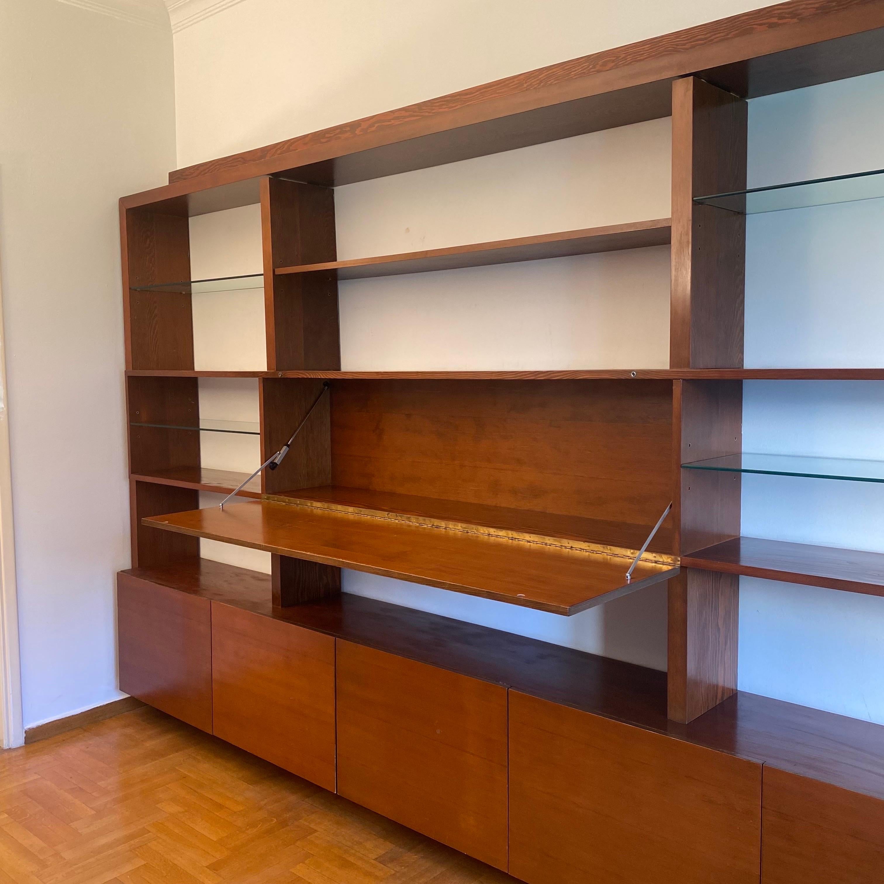 1970er Jahre schwimmende Wand Vitrine Einheit Holz Glas Bücherregal Bar Midcentury im Angebot 8