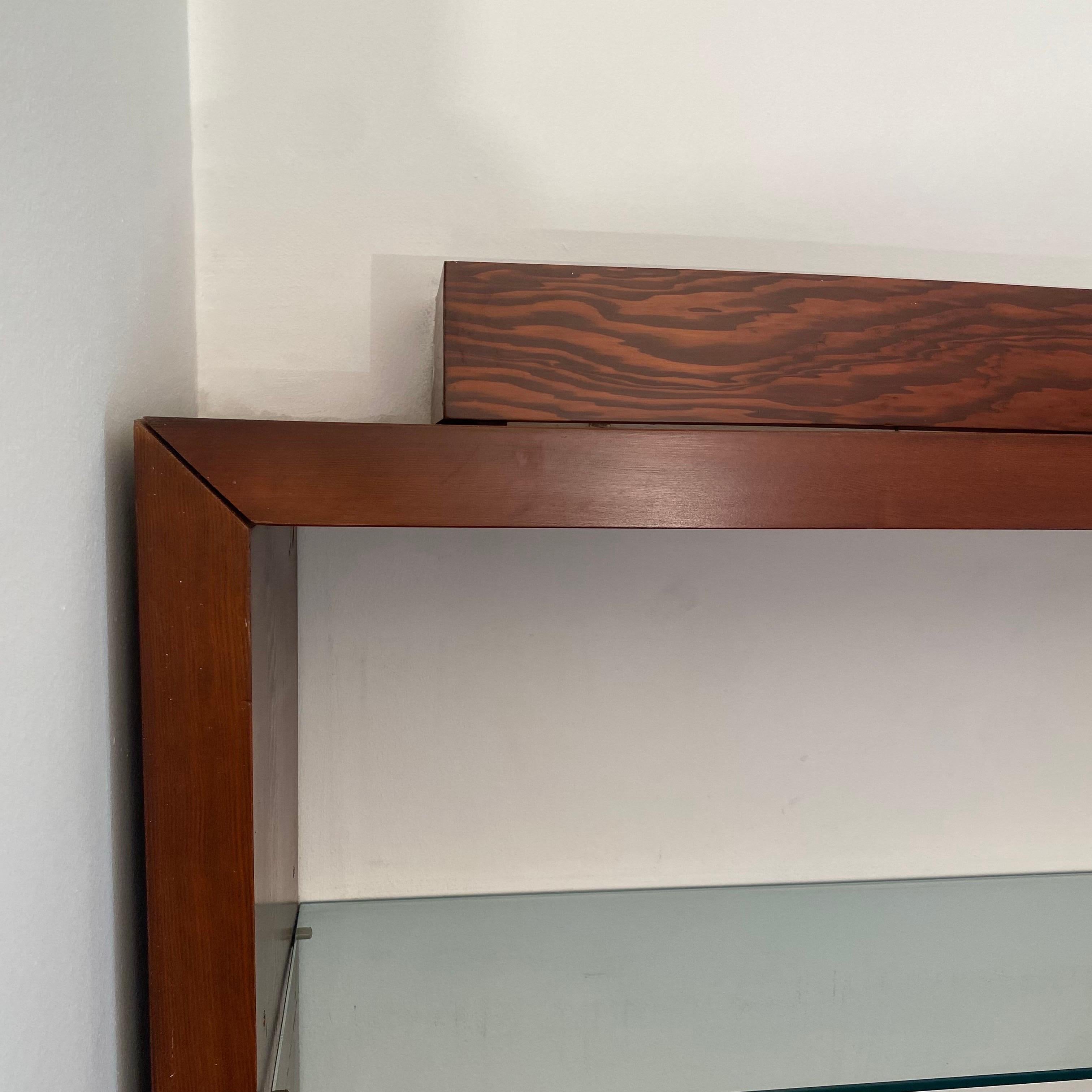 1970er Jahre schwimmende Wand Vitrine Einheit Holz Glas Bücherregal Bar Midcentury im Angebot 11