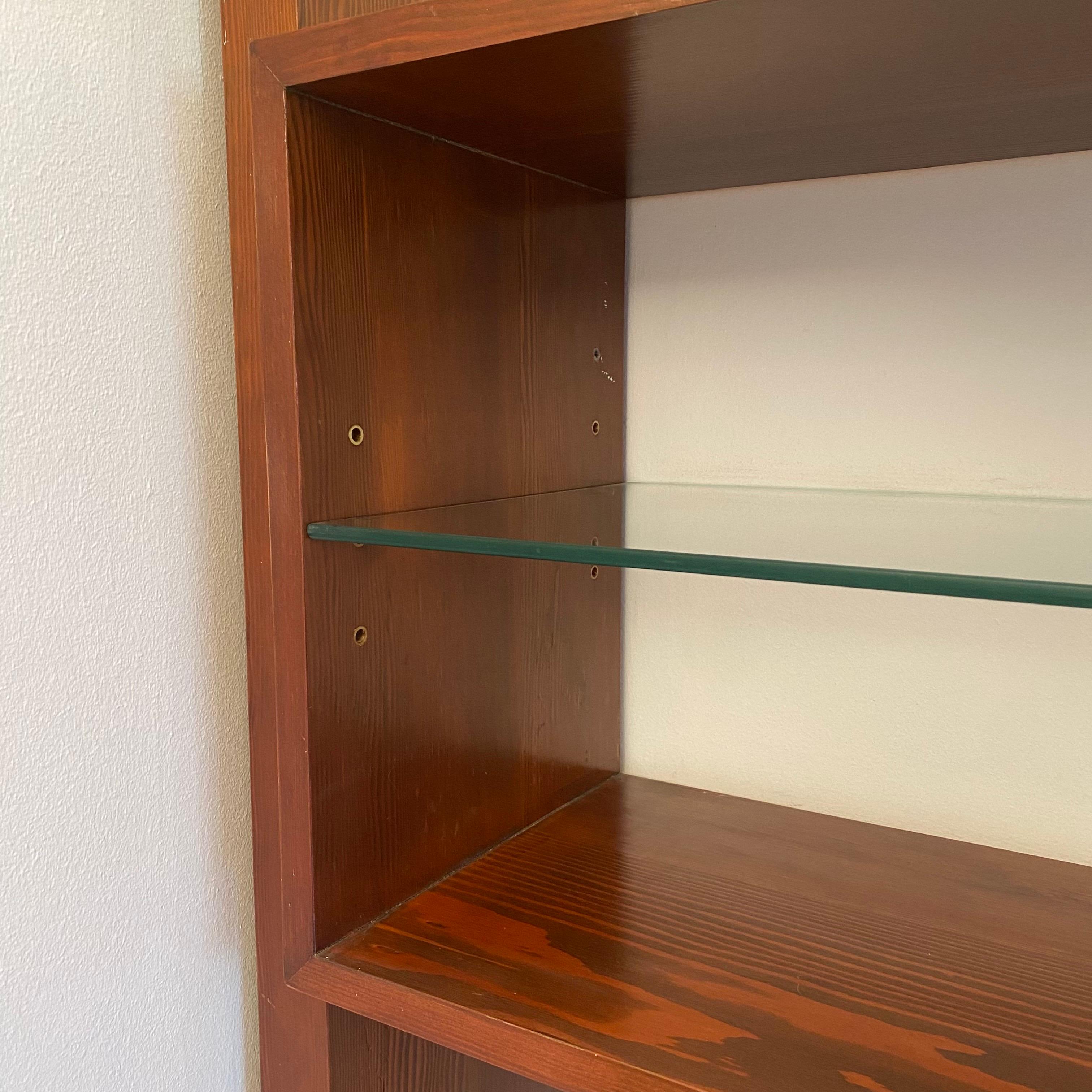 1970er Jahre schwimmende Wand Vitrine Einheit Holz Glas Bücherregal Bar Midcentury im Angebot 12