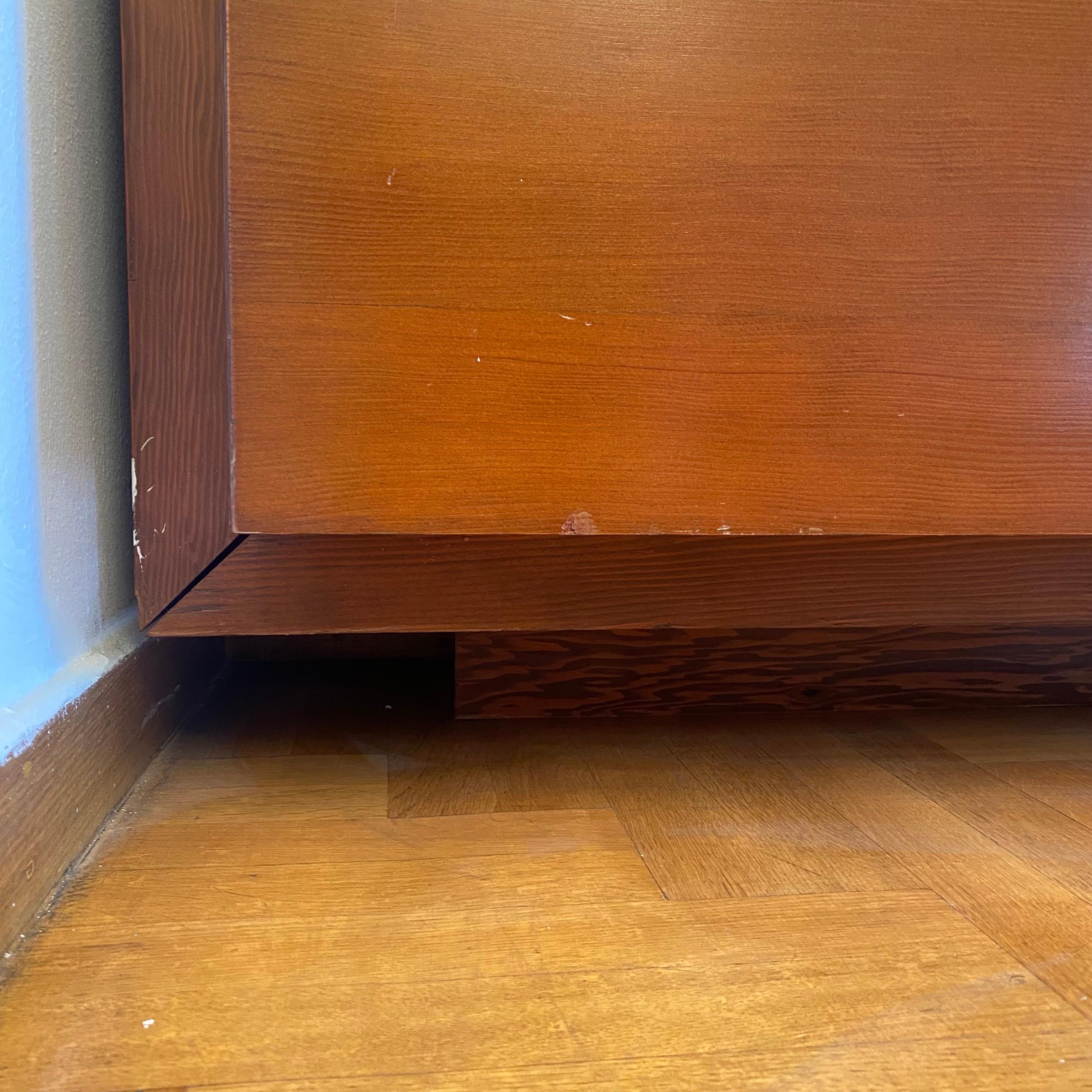 1970er Jahre schwimmende Wand Vitrine Einheit Holz Glas Bücherregal Bar Midcentury im Angebot 13