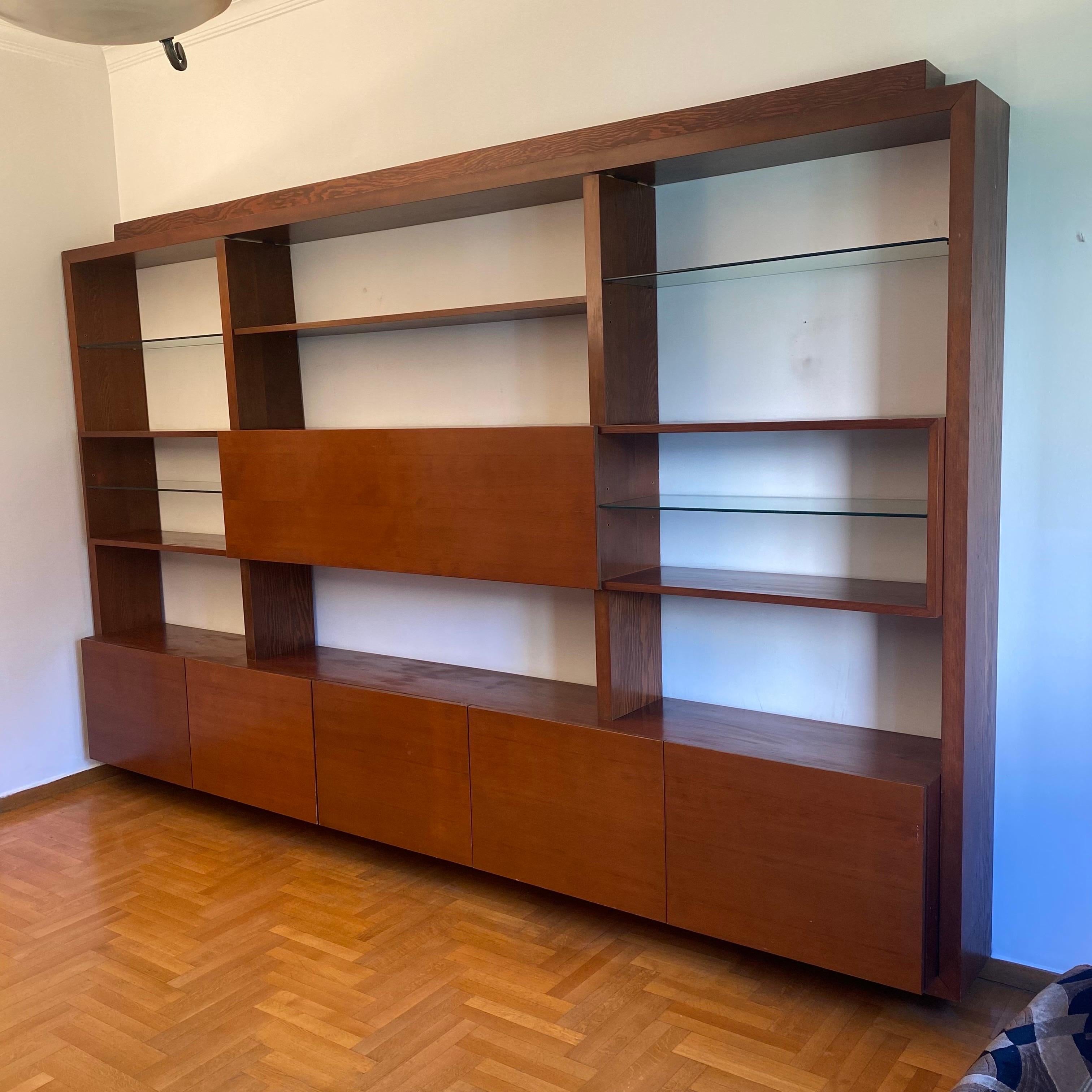 1970er Jahre schwimmende Wand Vitrine Einheit Holz Glas Bücherregal Bar Midcentury (Moderne der Mitte des Jahrhunderts) im Angebot